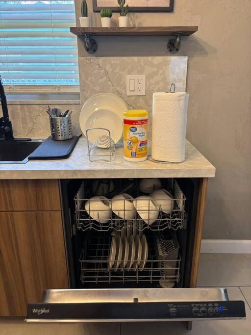 Wynwood Miami House, Sleeps 8, Gazebo, BBQ, Washer & Dryer, Coffee Station