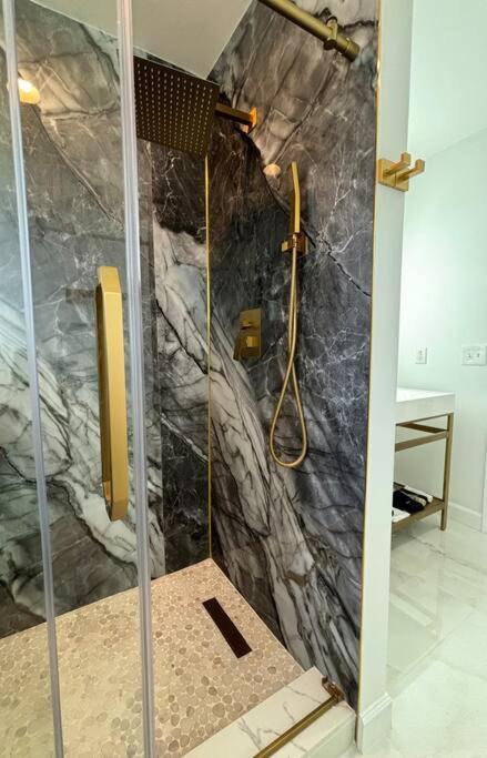 Wynwood Miami House, Sleeps 8, Gazebo, BBQ, Washer & Dryer, Coffee Station