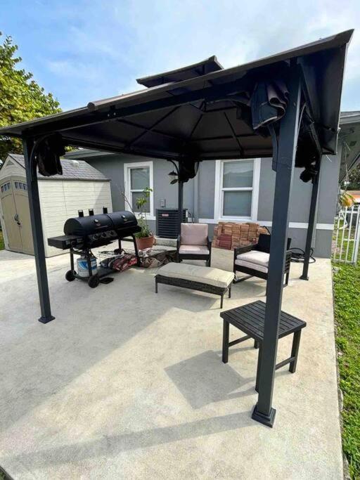 Wynwood Miami House, Sleeps 8, Gazebo, BBQ, Washer & Dryer, Coffee Station