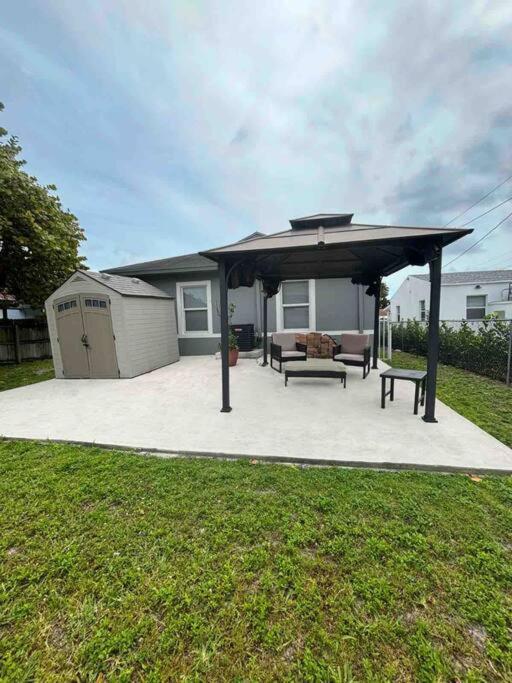 Wynwood Miami House, Sleeps 8, Gazebo, BBQ, Washer & Dryer, Coffee Station