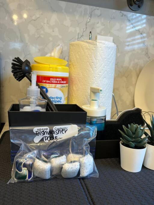 Wynwood Miami House, Sleeps 8, Gazebo, BBQ, Washer & Dryer, Coffee Station