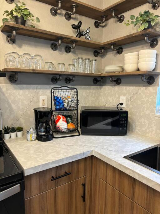 Wynwood Miami House, Sleeps 8, Gazebo, BBQ, Washer & Dryer, Coffee Station