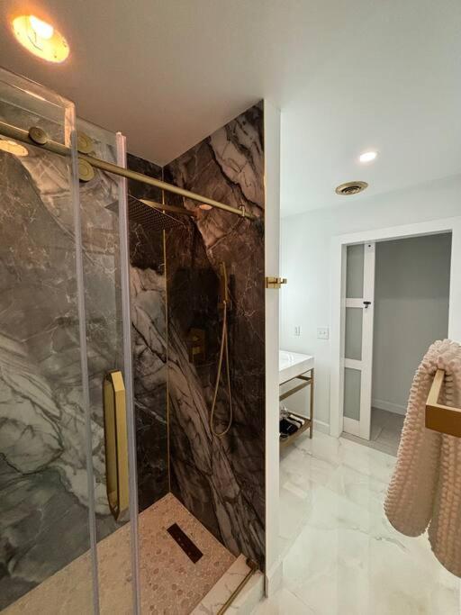Wynwood Miami House, Sleeps 8, Gazebo, BBQ, Washer & Dryer, Coffee Station