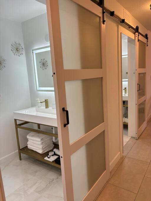 Wynwood Miami House, Sleeps 8, Gazebo, BBQ, Washer & Dryer, Coffee Station