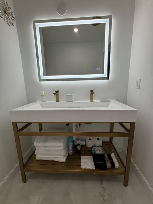 Wynwood Miami House, Sleeps 8, Gazebo, BBQ, Washer & Dryer, Coffee Station