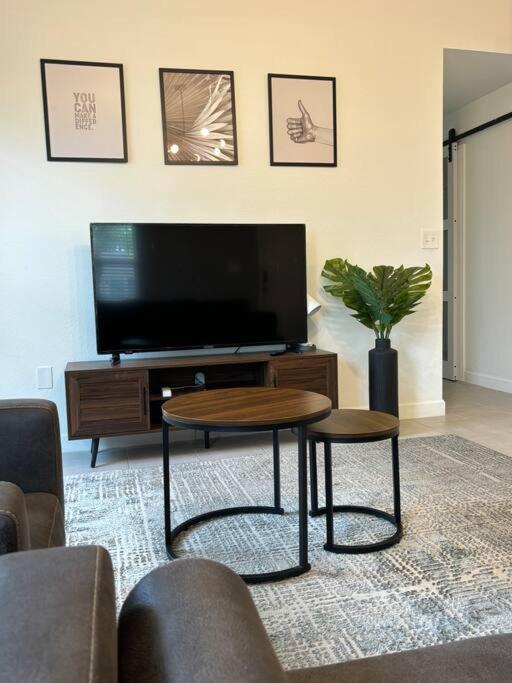Wynwood Miami House, Sleeps 8, Gazebo, BBQ, Washer & Dryer, Coffee Station