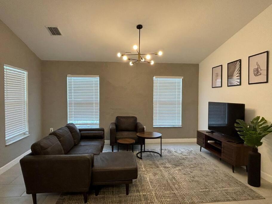 Wynwood Miami House, Sleeps 8, Gazebo, BBQ, Washer & Dryer, Coffee Station