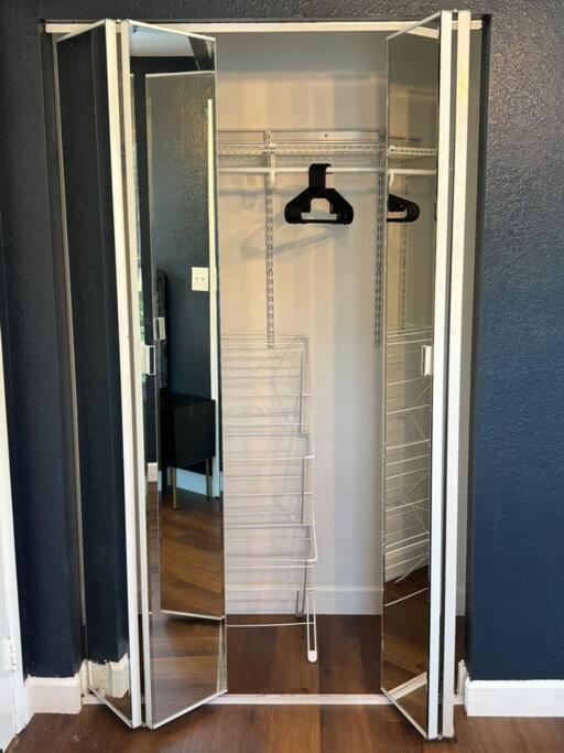 Wynwood Miami House, Sleeps 8, Gazebo, BBQ, Washer & Dryer, Coffee Station