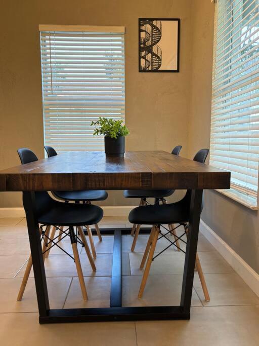 Wynwood Miami House, Sleeps 8, Gazebo, BBQ, Washer & Dryer, Coffee Station