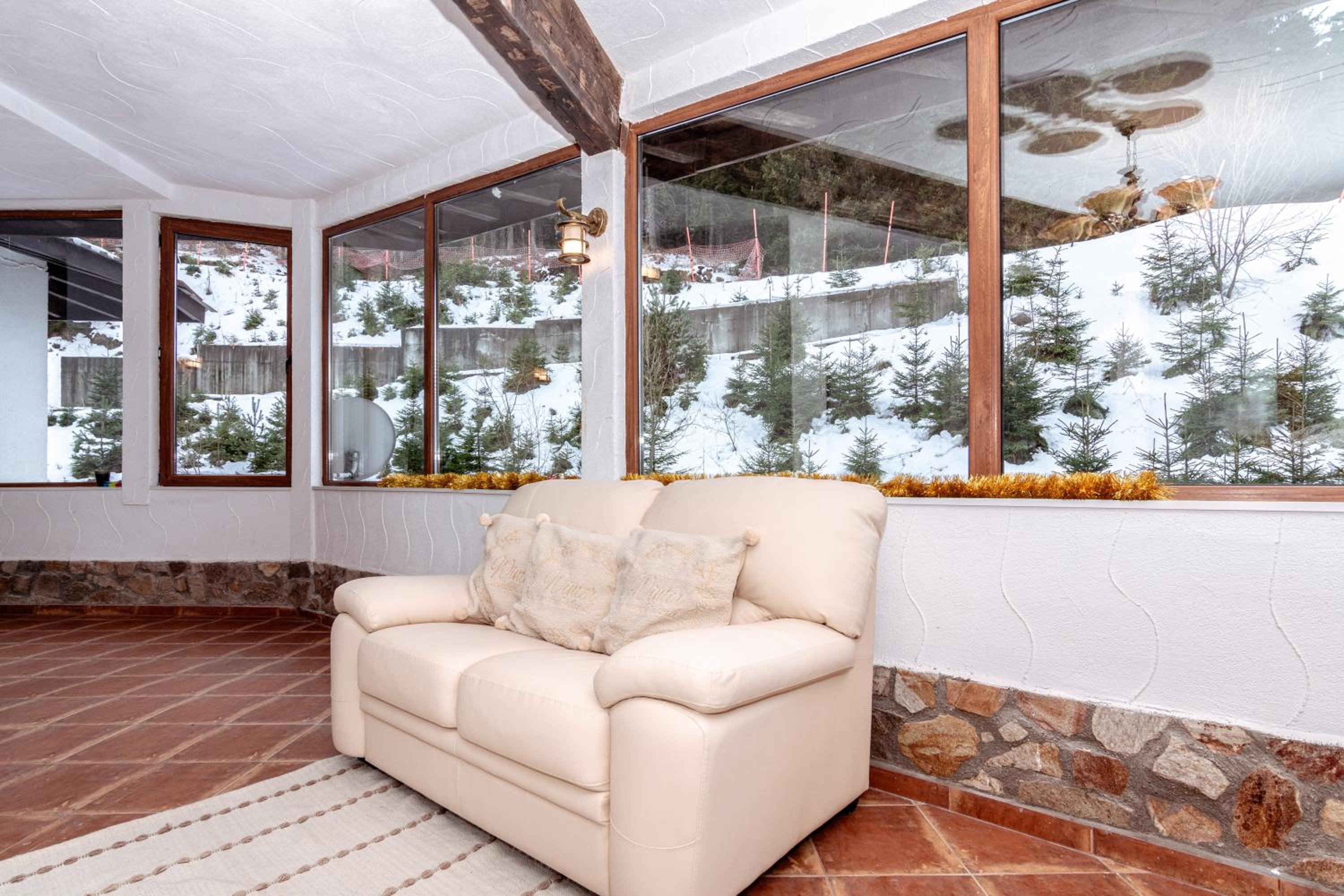 The Golden Nest - 3 Bedroom Family Mountain Apartment