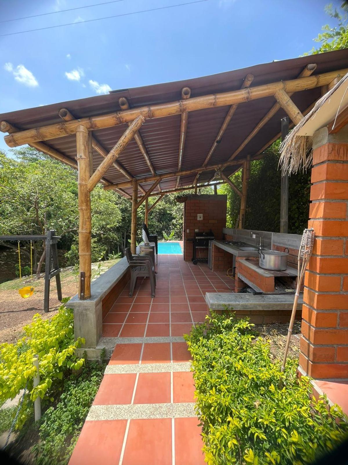 FINCA LAS LOMAS DE JAEN EN VITERBO CALDAS