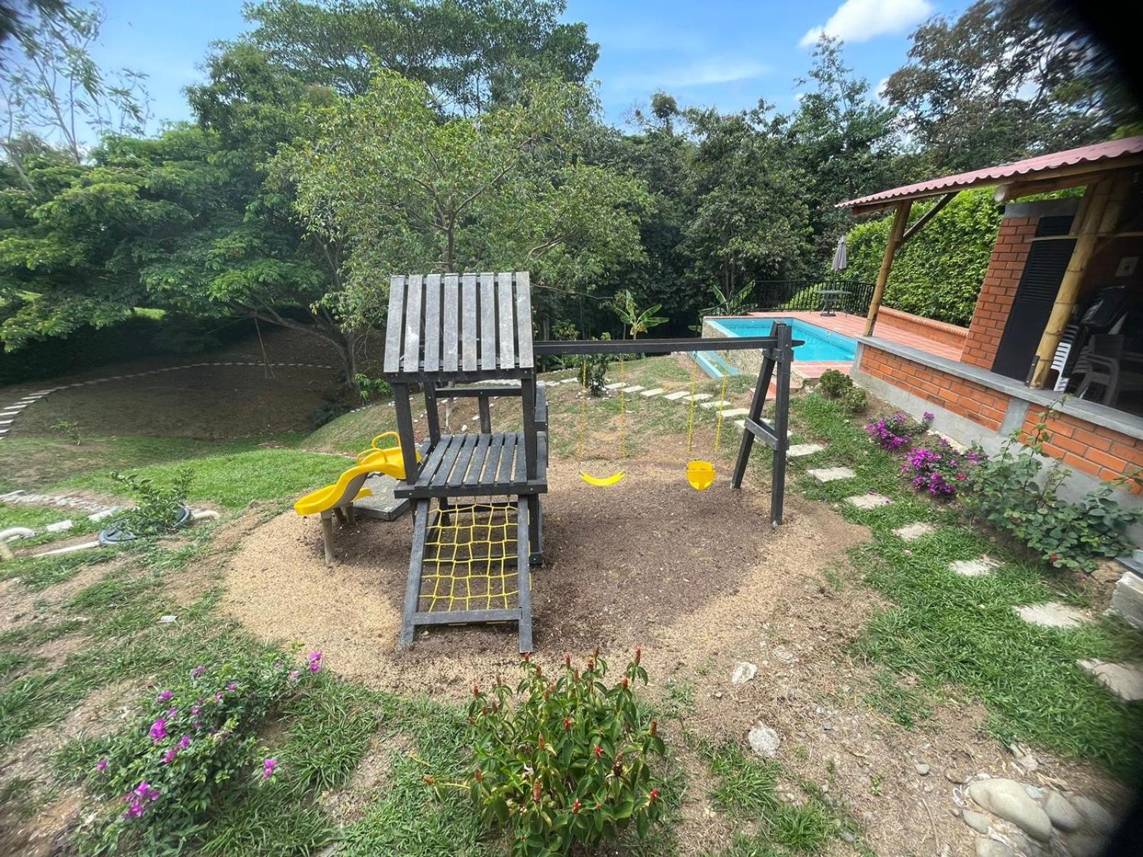 FINCA LAS LOMAS DE JAEN EN VITERBO CALDAS