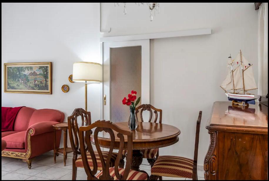 ATHENS CLASSIC LUXURY APARTMENT, 3 km form Acropoli, 5km from the Beach
