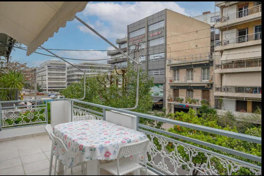 ATHENS CLASSIC LUXURY APARTMENT, 3 km form Acropoli, 5km from the Beach
