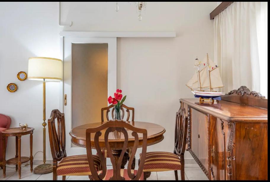 ATHENS CLASSIC LUXURY APARTMENT, 3 km form Acropoli, 5km from the Beach