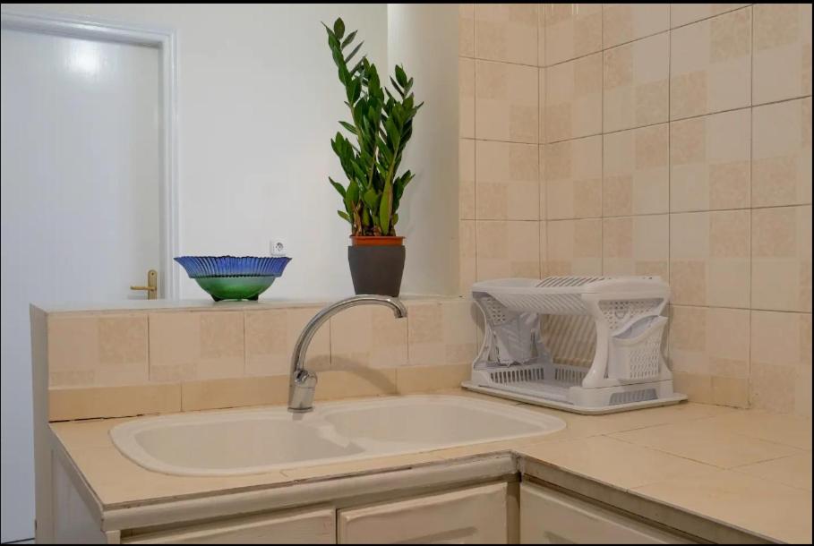 ATHENS CLASSIC LUXURY APARTMENT, 3 km form Acropoli, 5km from the Beach
