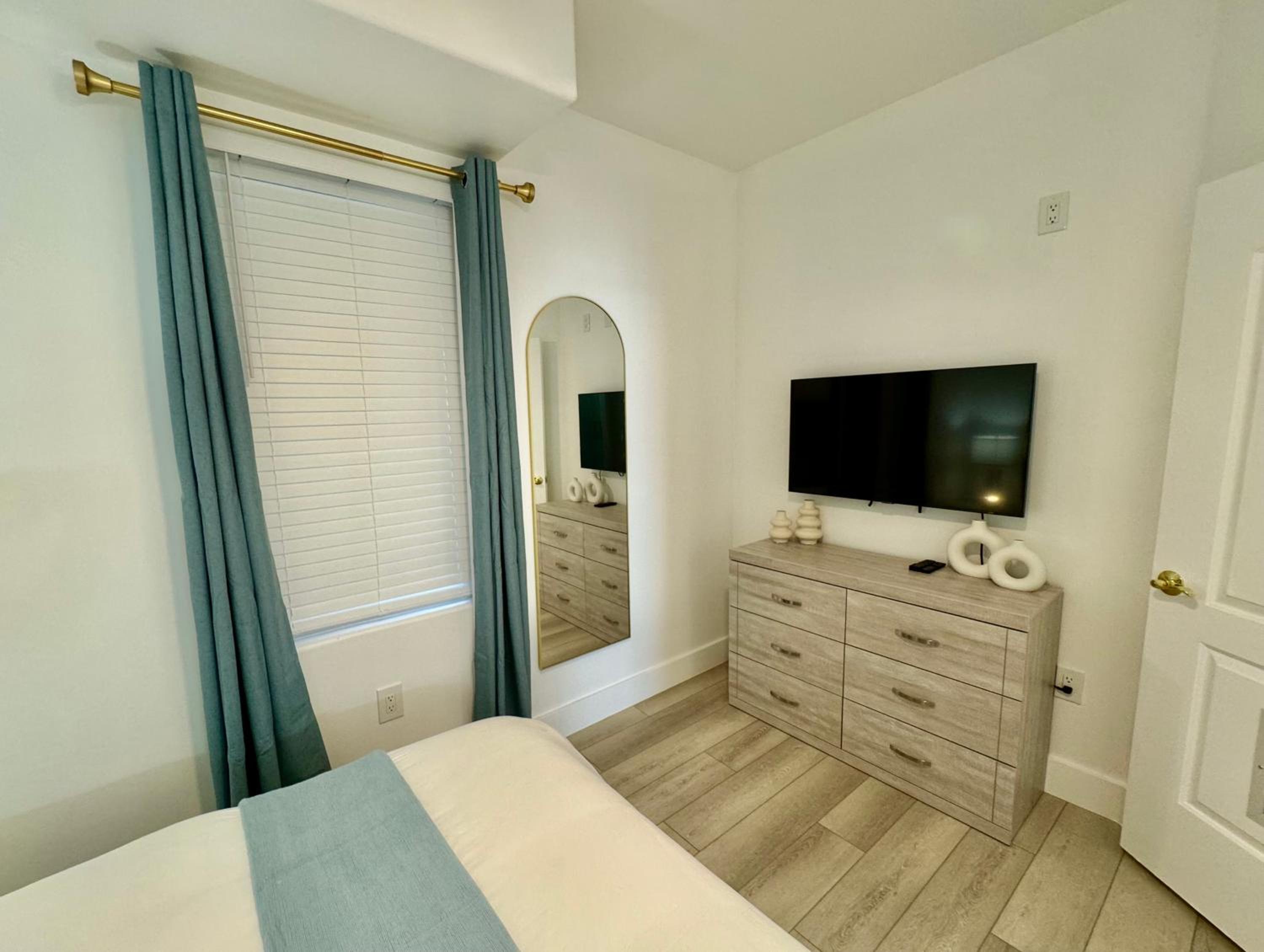Balcony King Suite - Lake & Pool view