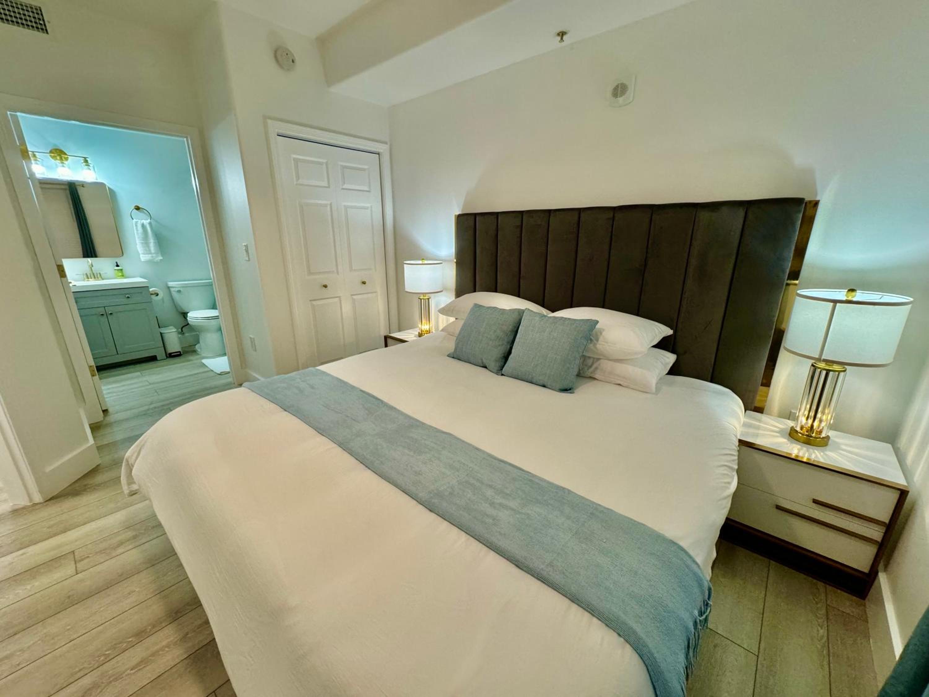 Balcony King Suite - Lake & Pool view