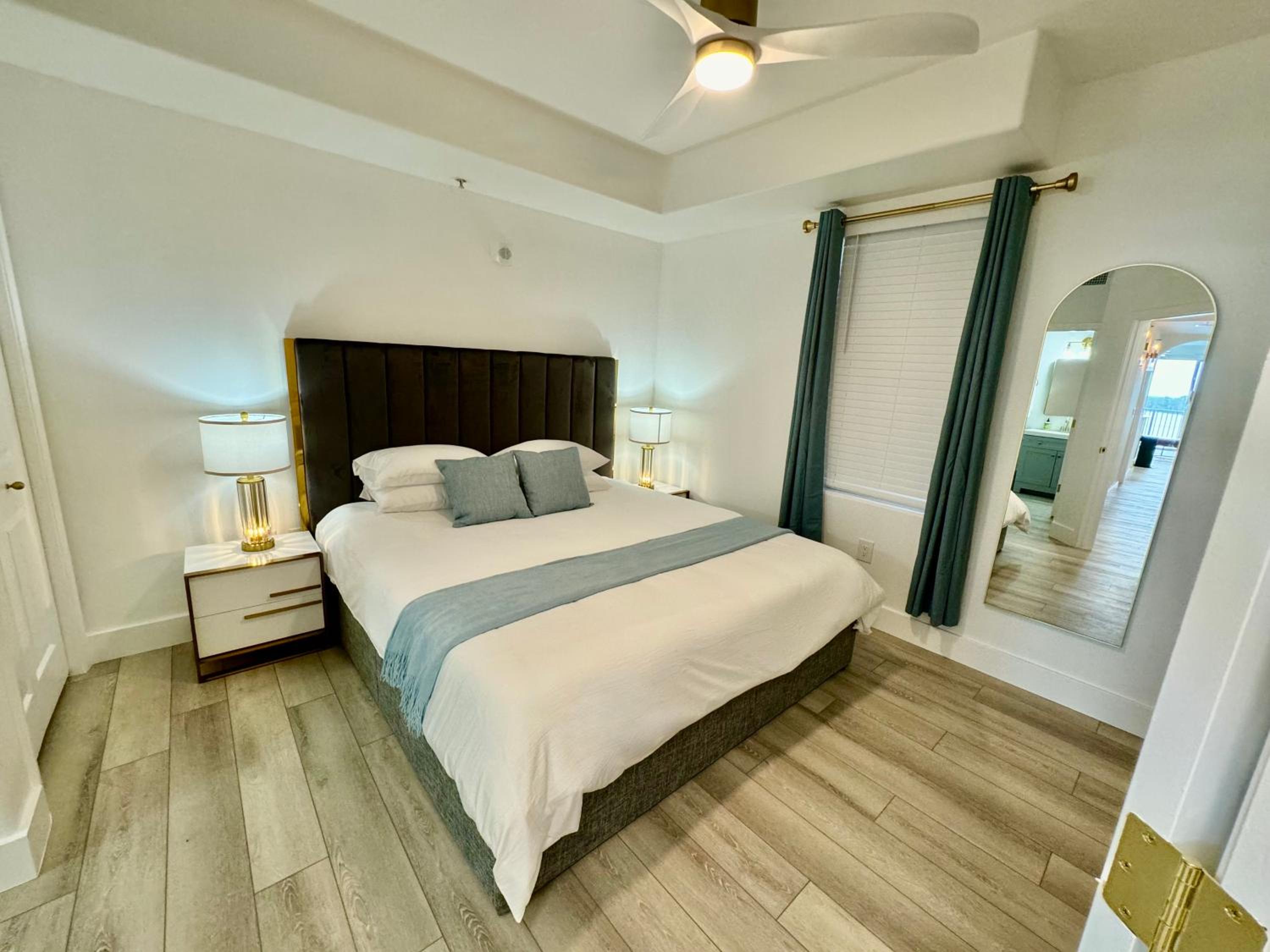 Balcony King Suite - Lake & Pool view