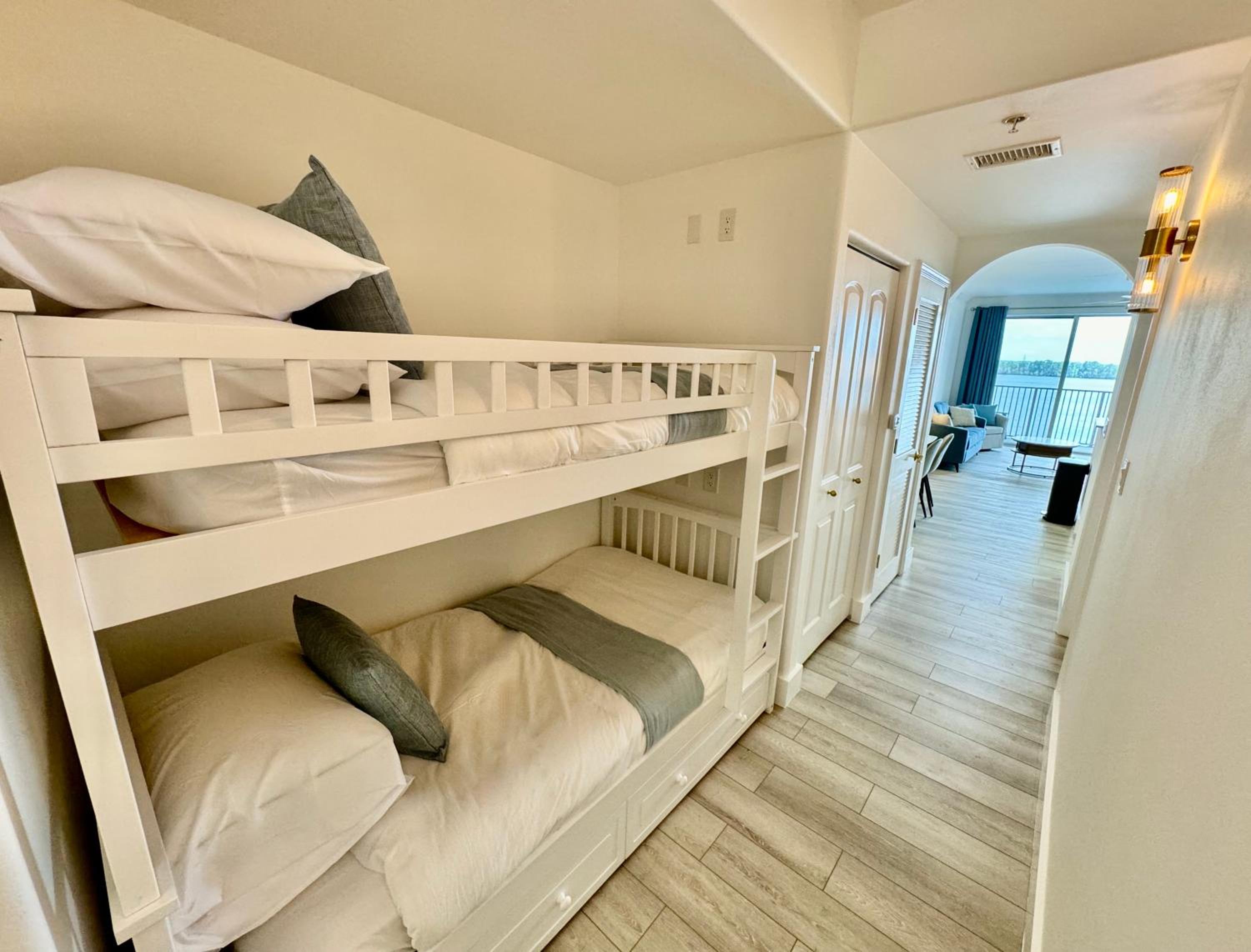 Balcony King Suite - Lake & Pool view