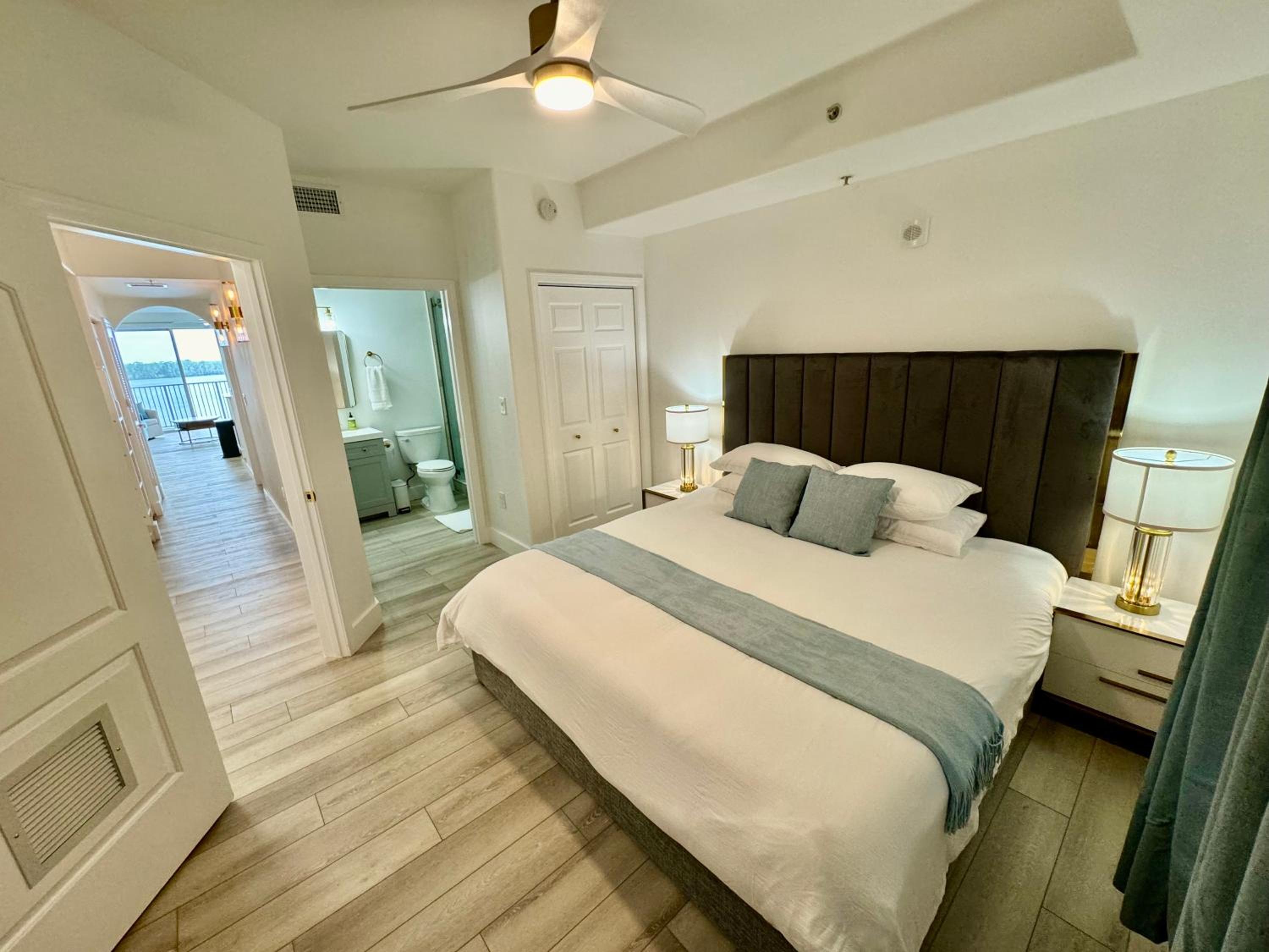 Balcony King Suite - Lake & Pool view