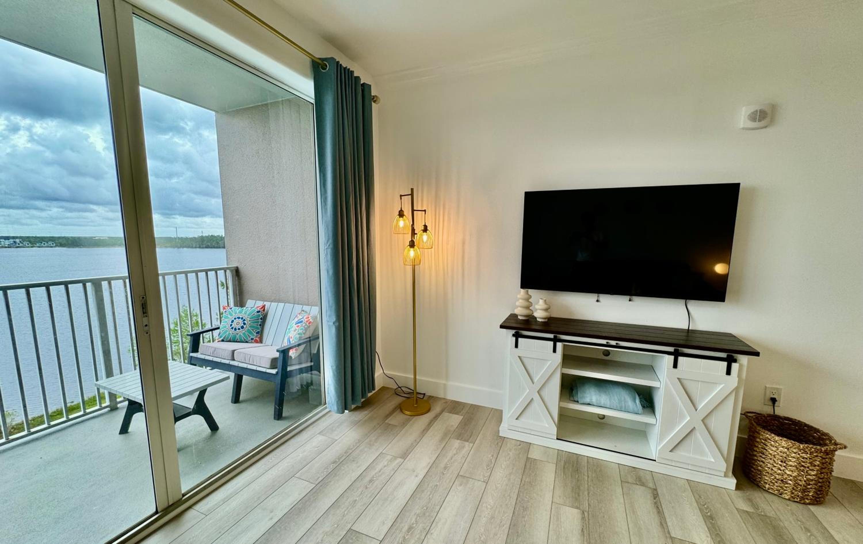 Balcony King Suite - Lake & Pool view