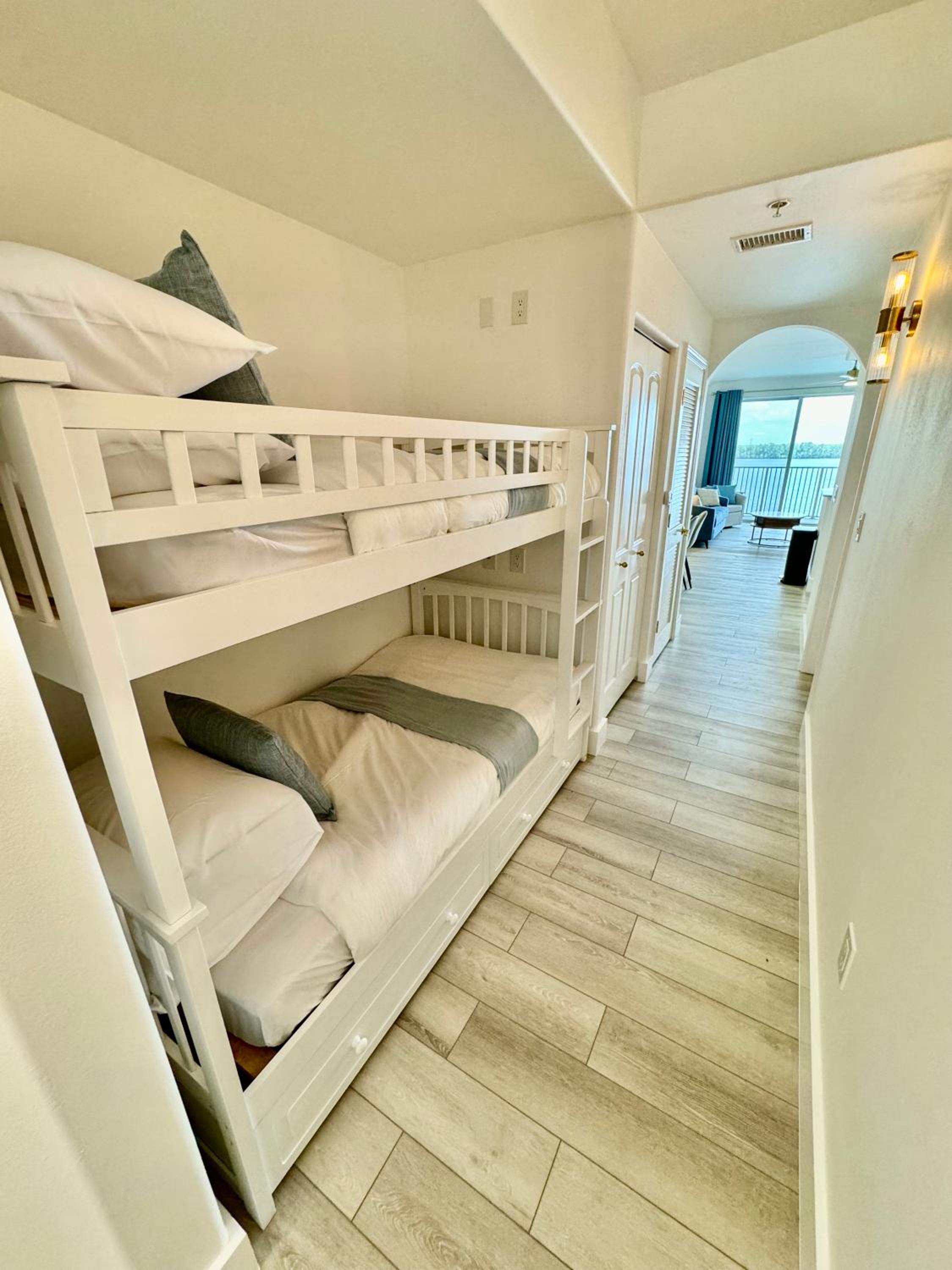 Balcony King Suite - Lake & Pool view