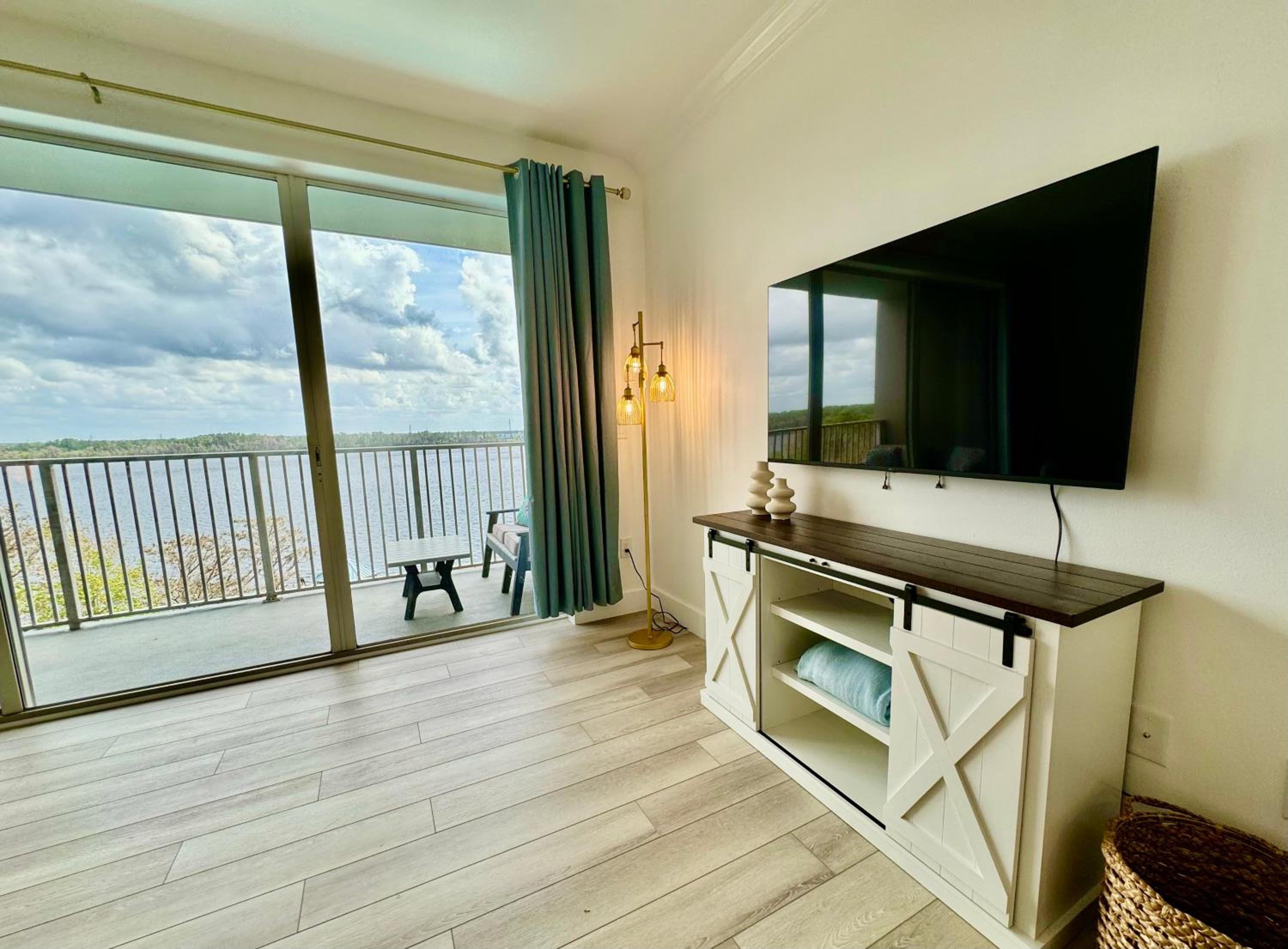 Balcony King Suite - Lake & Pool view
