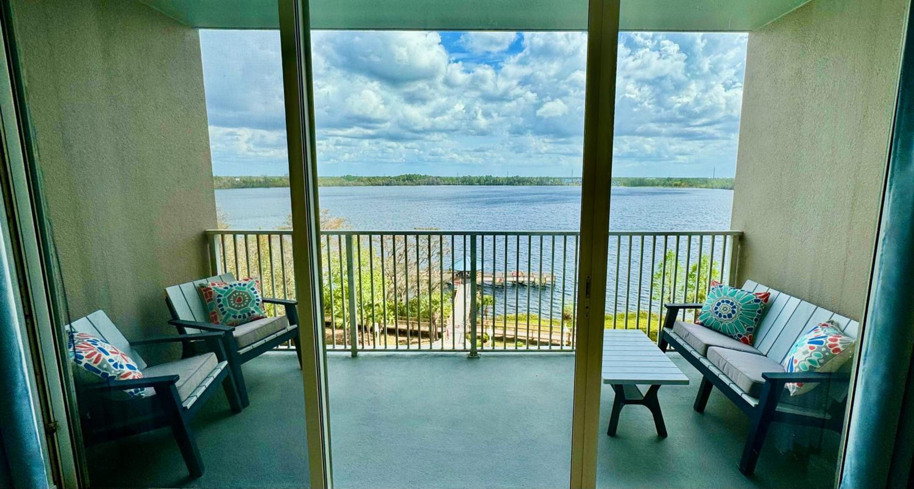 Balcony King Suite - Lake & Pool view