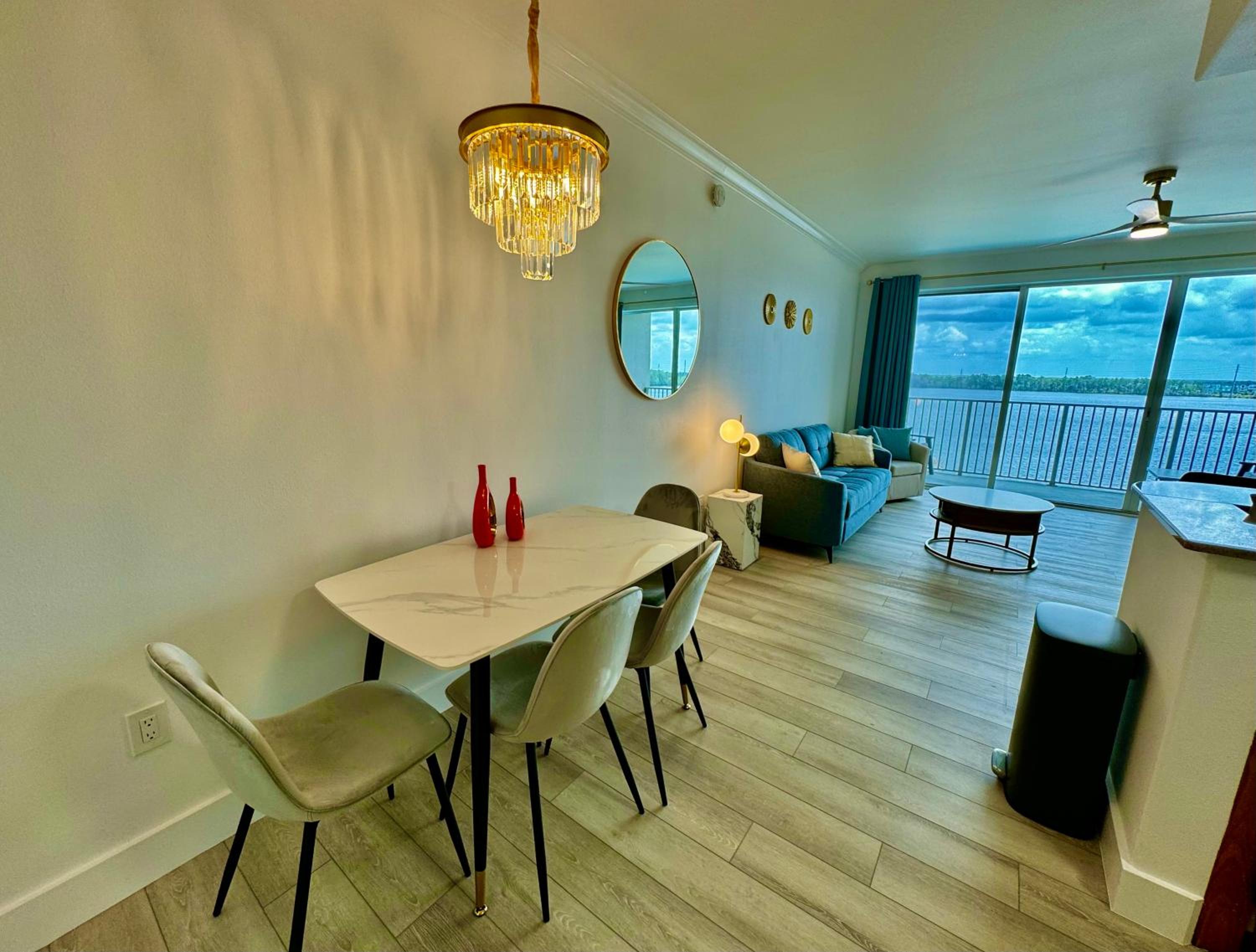Balcony King Suite - Lake & Pool view