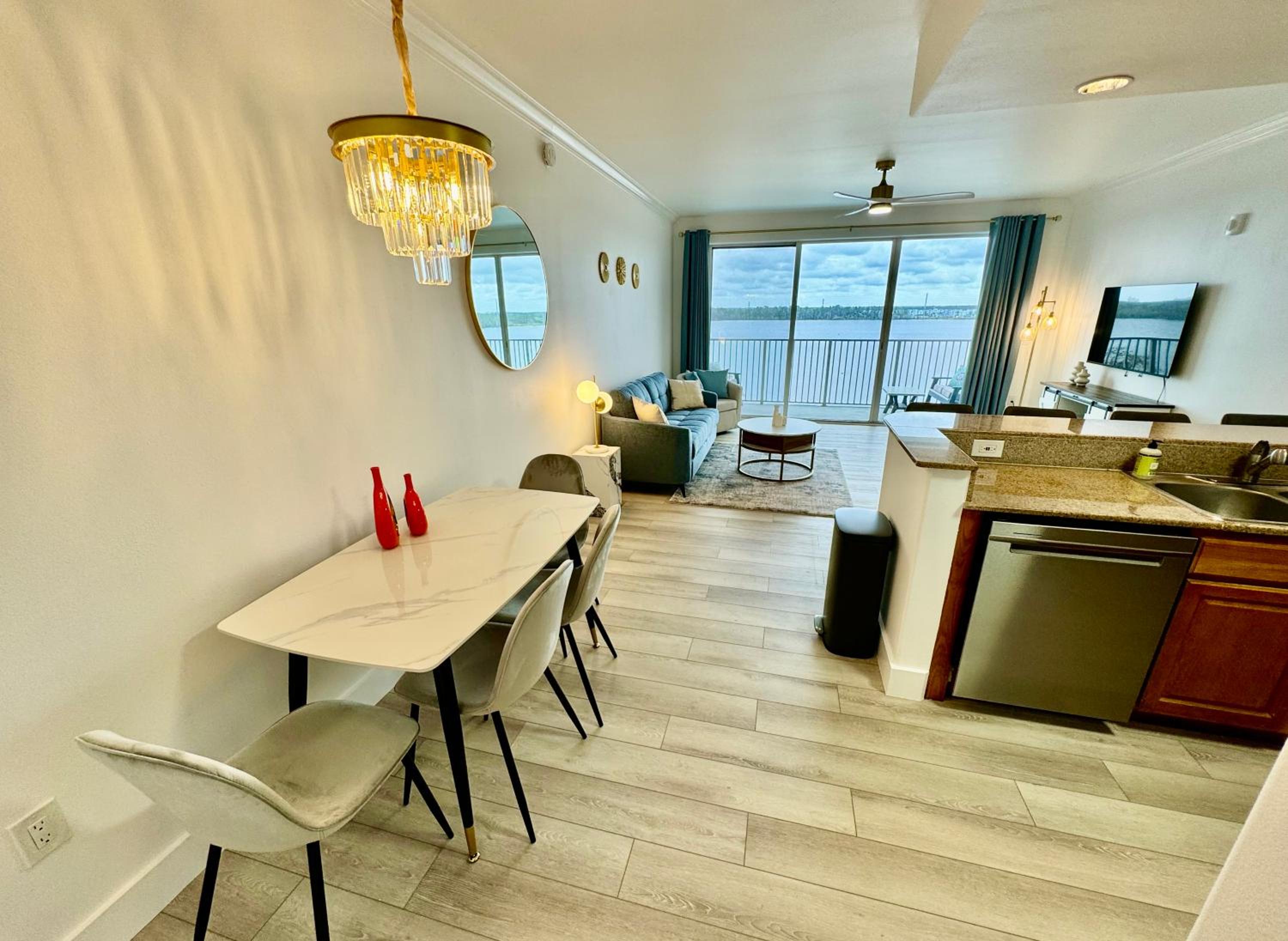 Balcony King Suite - Lake & Pool view