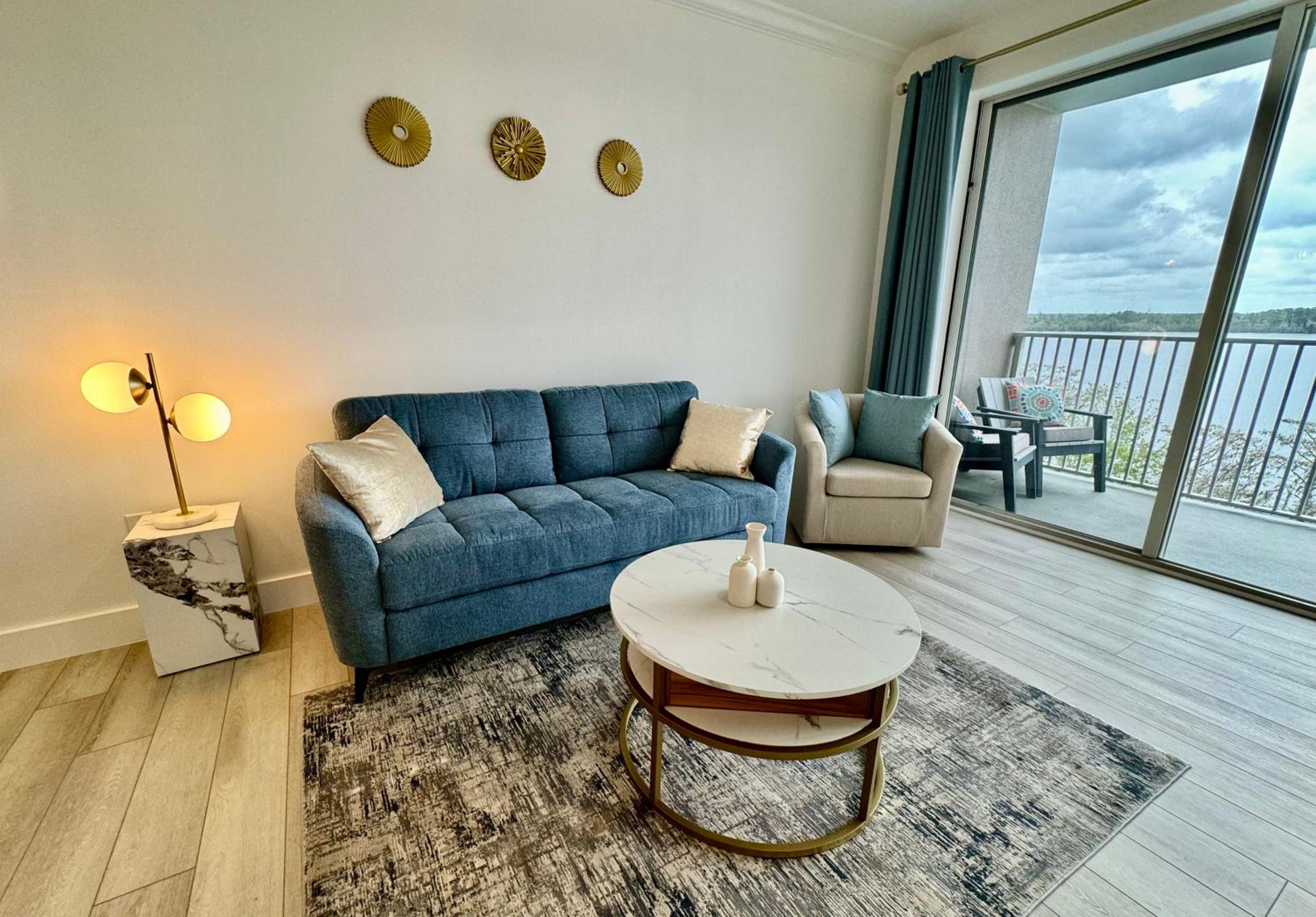 Balcony King Suite - Lake & Pool view
