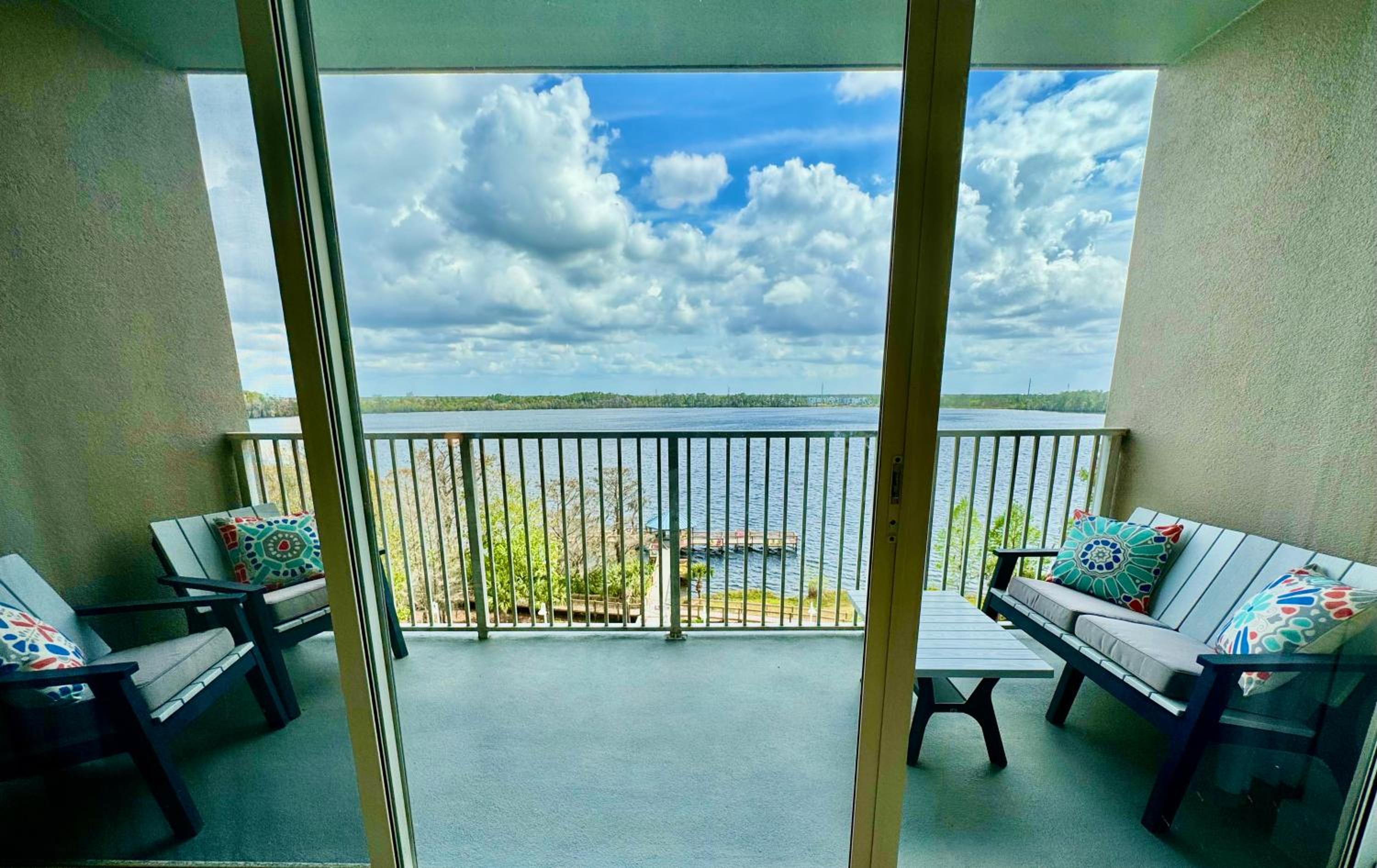 Balcony King Suite - Lake & Pool view