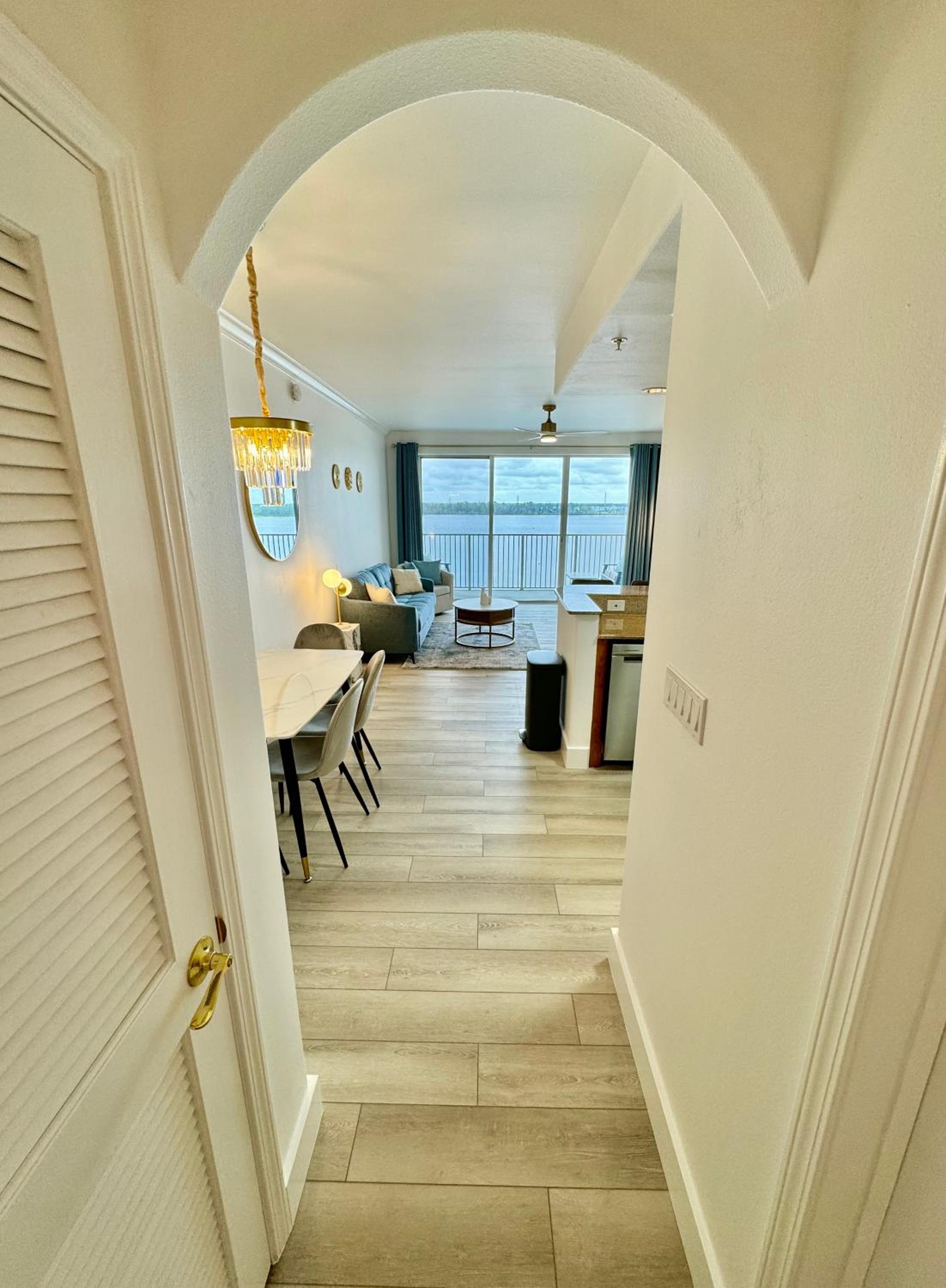 Balcony King Suite - Lake & Pool view