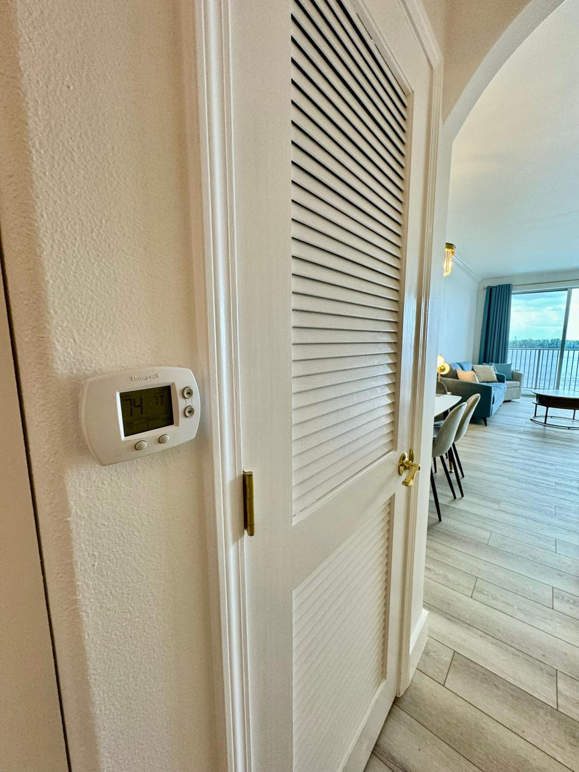 Balcony King Suite - Lake & Pool view
