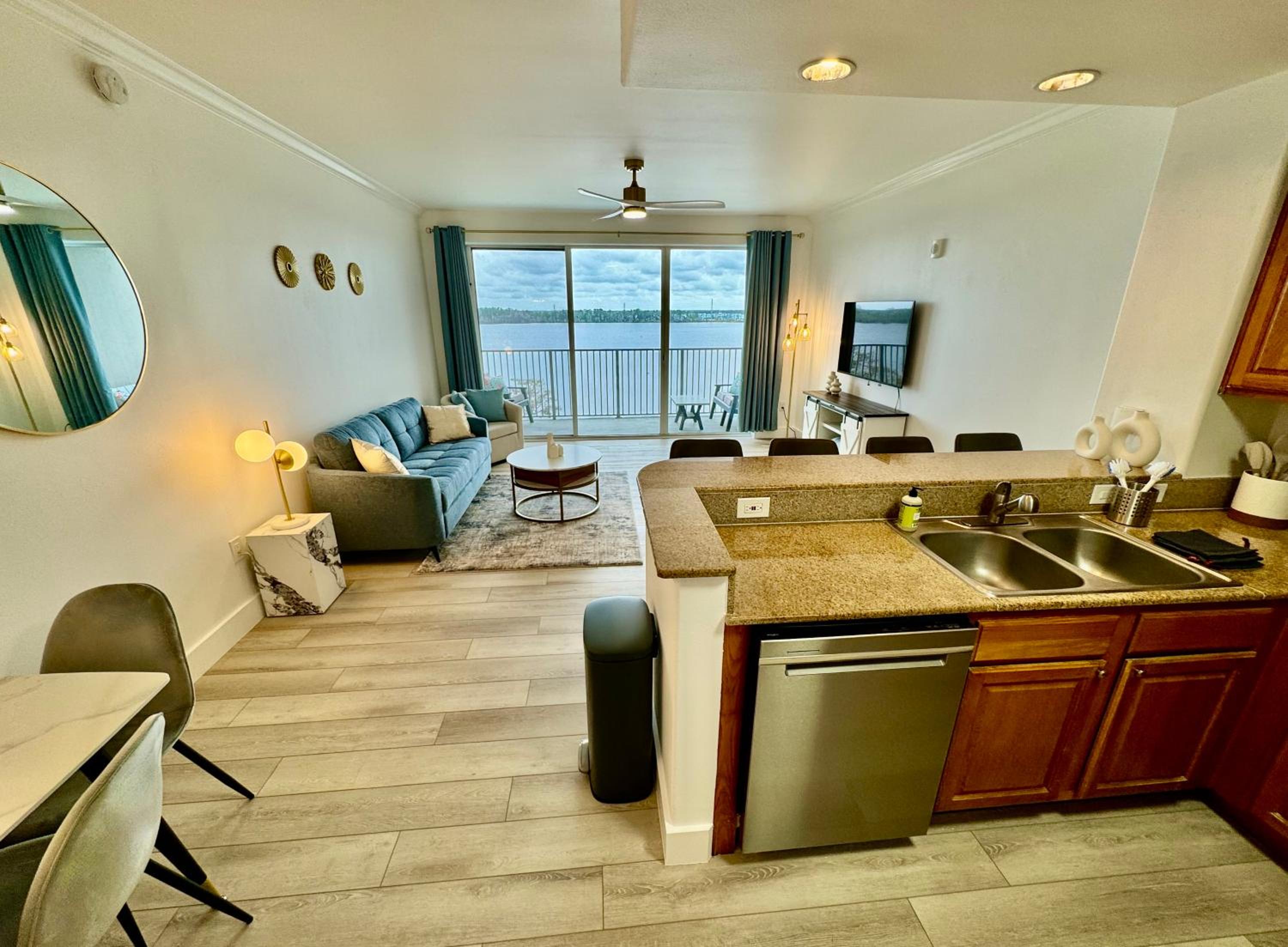 Balcony King Suite - Lake & Pool view