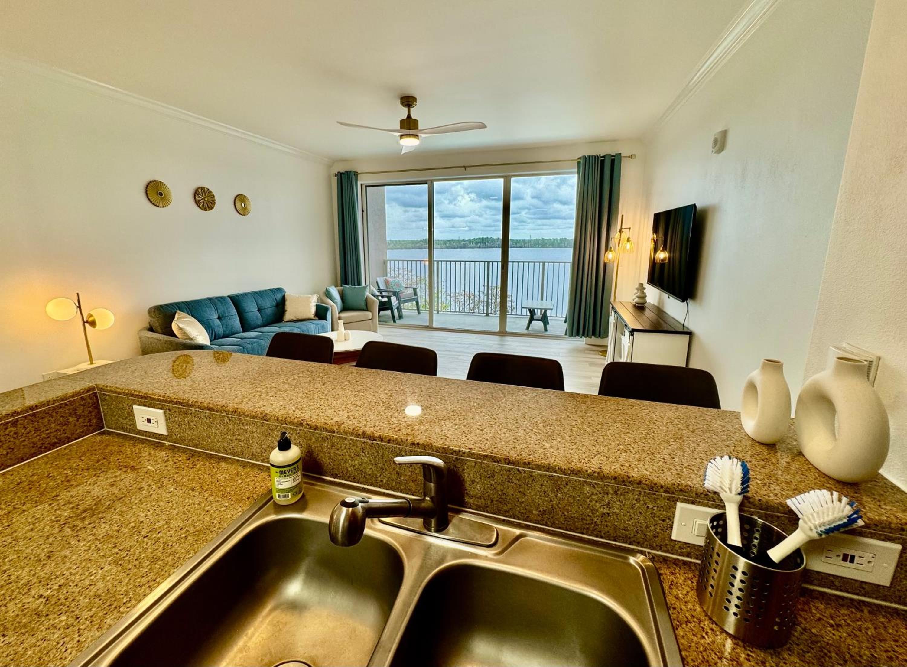 Balcony King Suite - Lake & Pool view