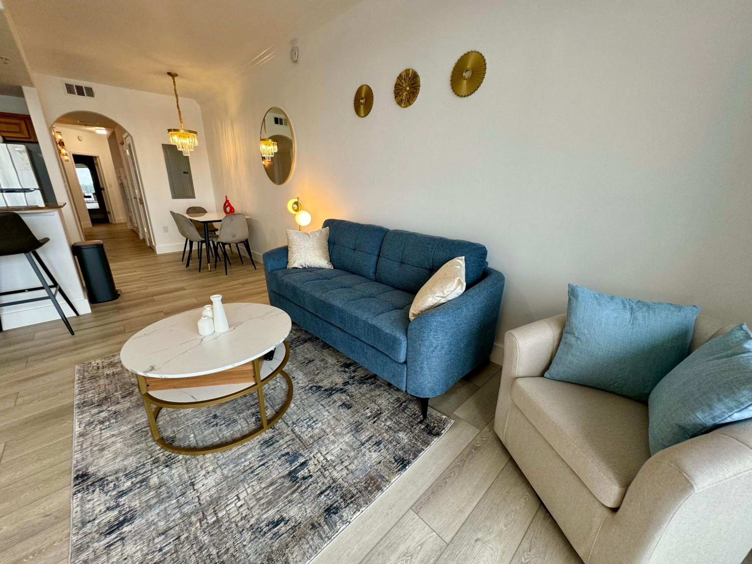 Balcony King Suite - Lake & Pool view