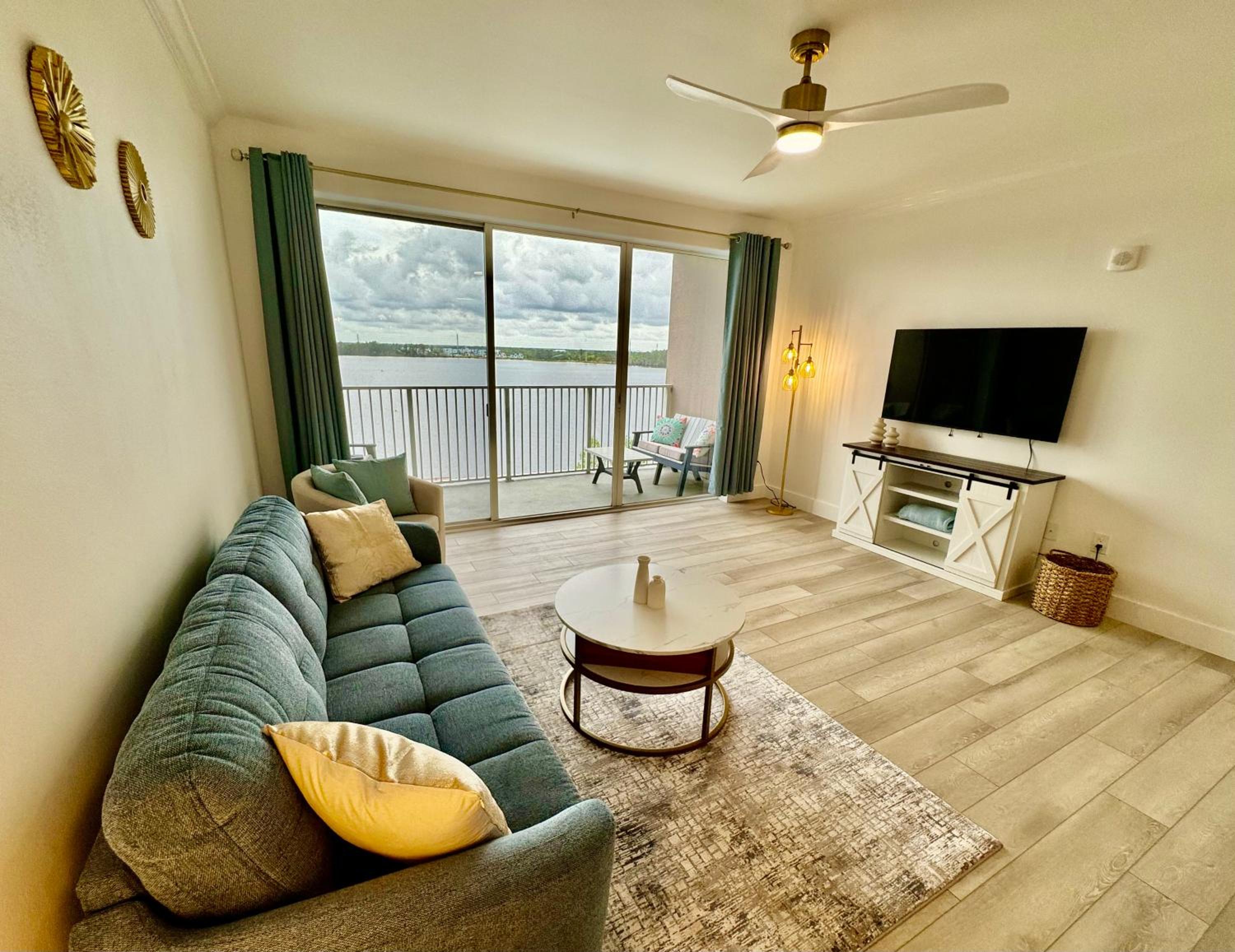 Balcony King Suite - Lake & Pool view