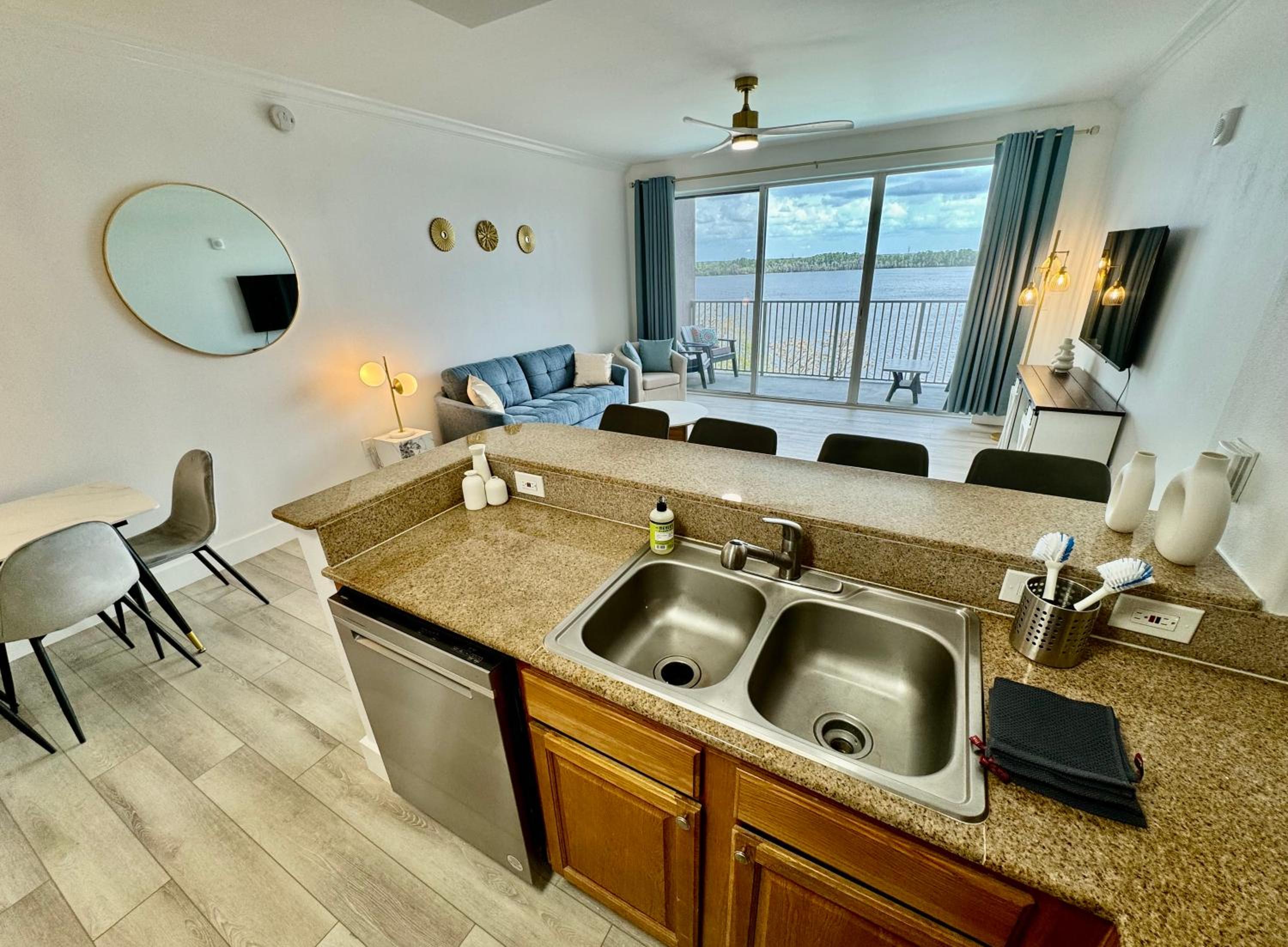 Balcony King Suite - Lake & Pool view