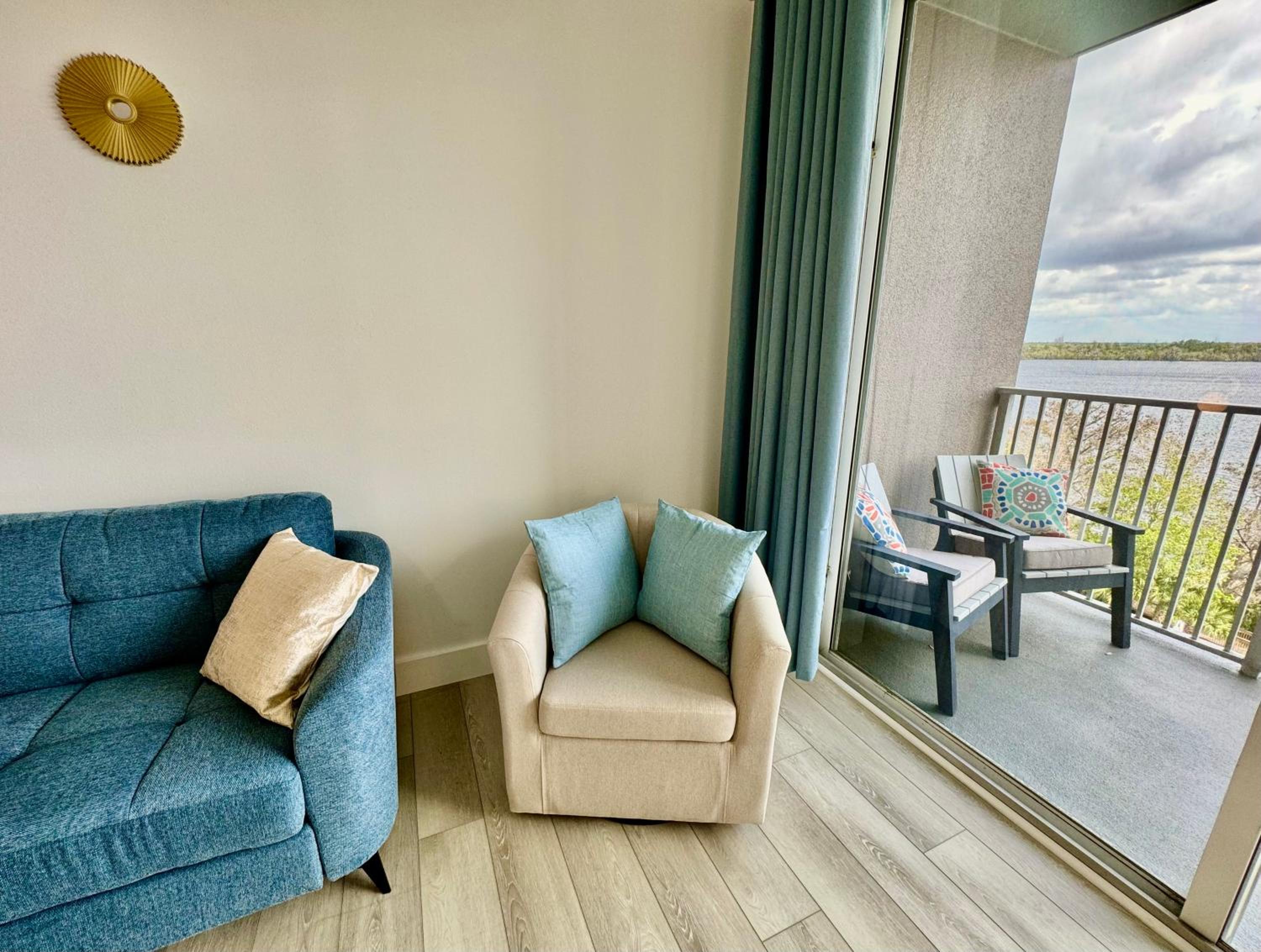 Balcony King Suite - Lake & Pool view