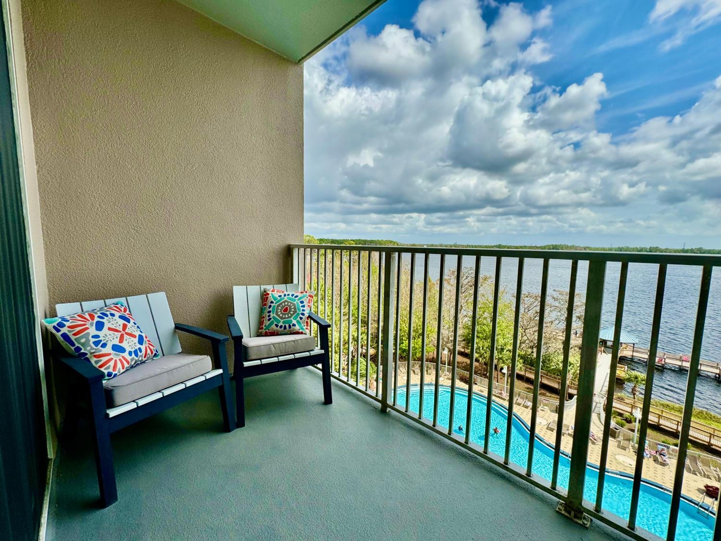Balcony King Suite - Lake & Pool view