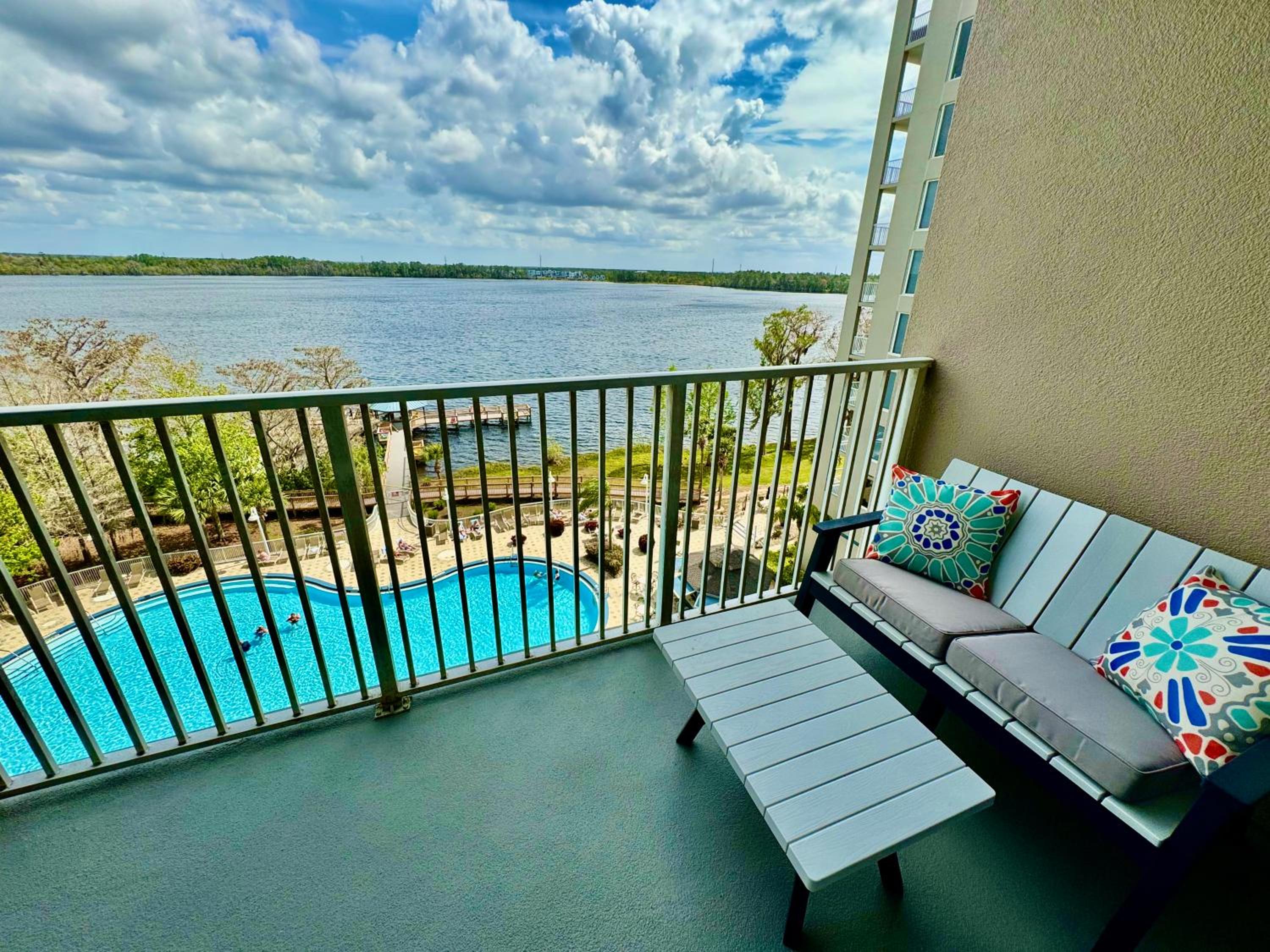 Balcony King Suite - Lake & Pool view