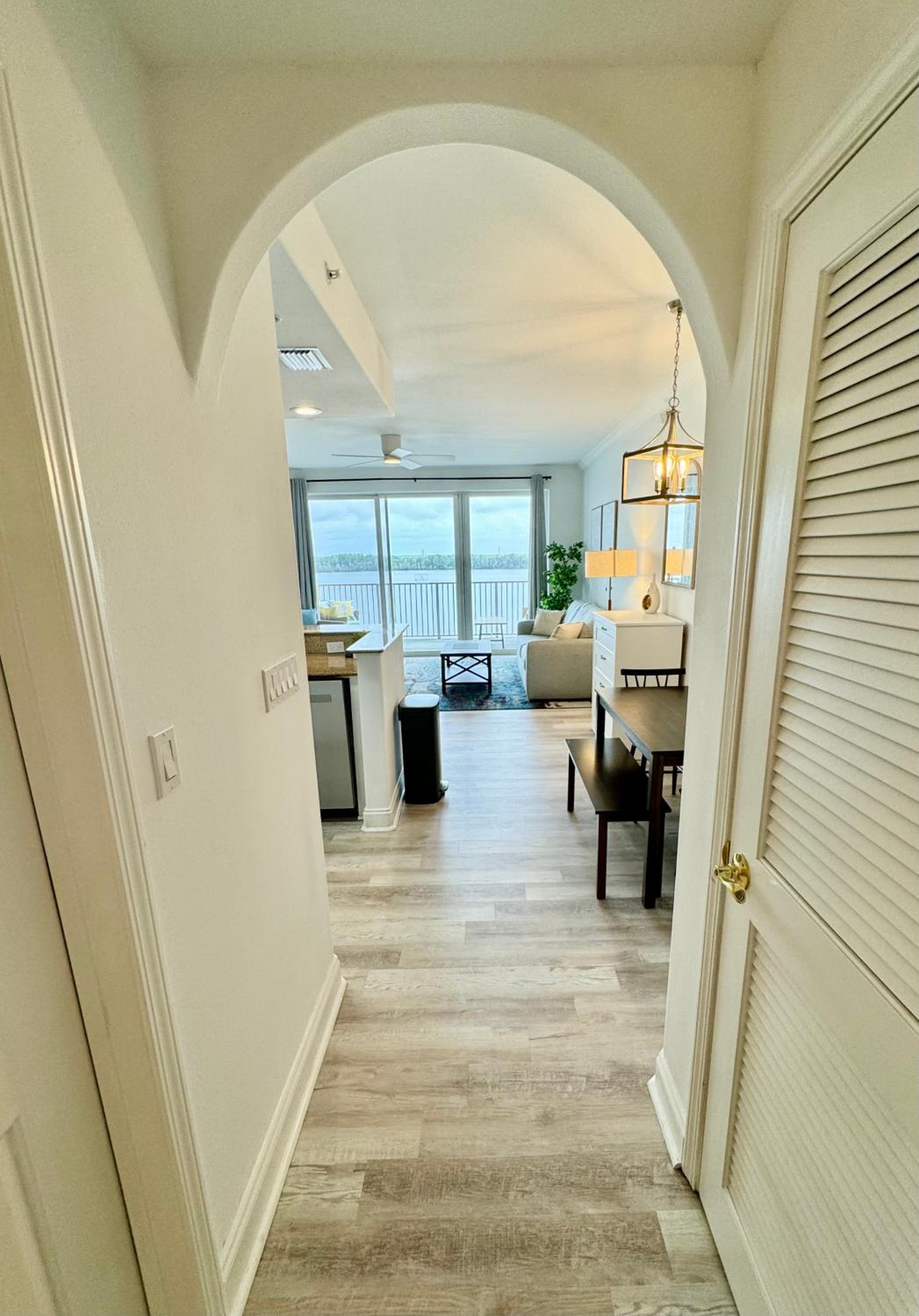 Balcony King Suite - Lake & Pool view