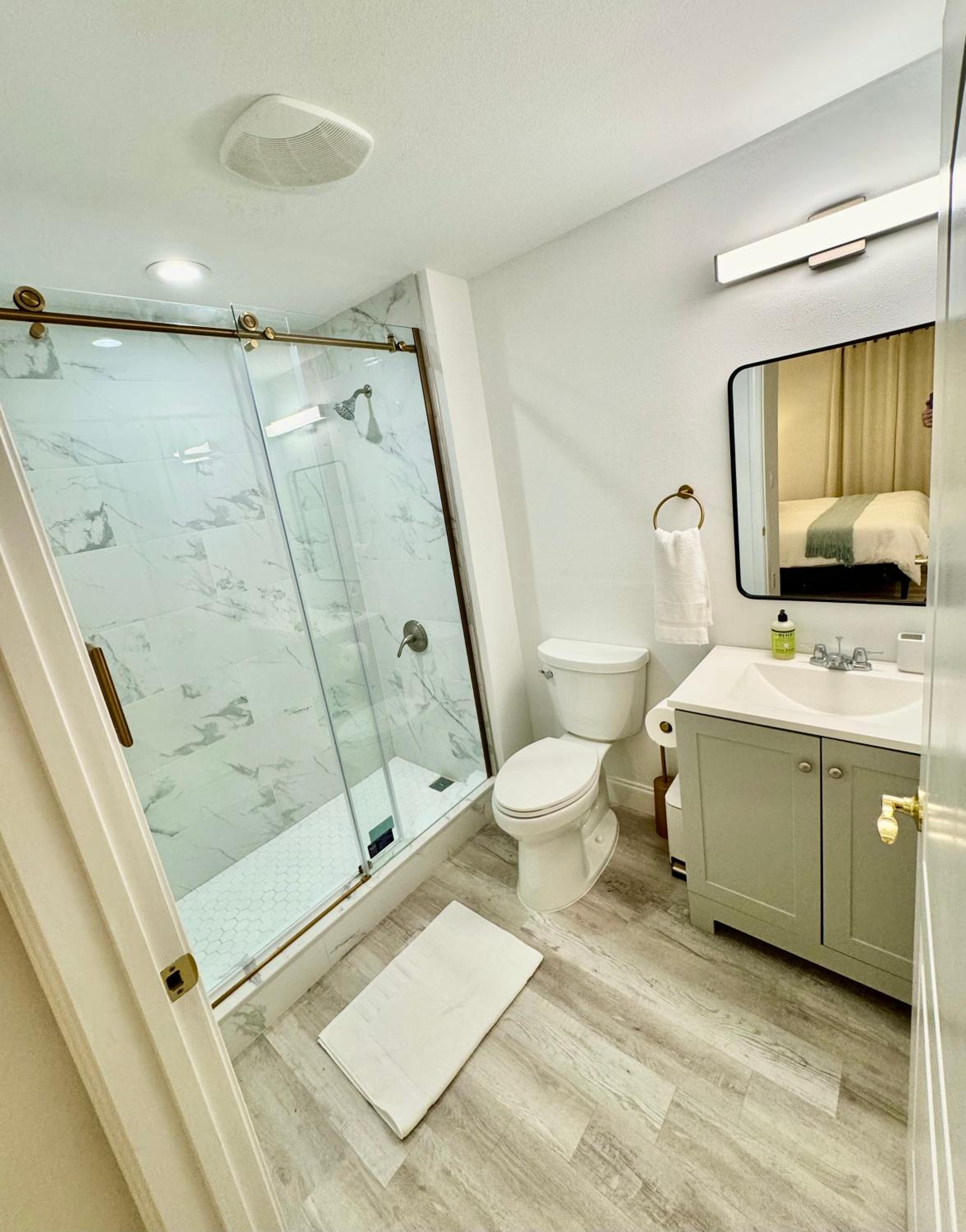 Balcony King Suite - Lake & Pool view