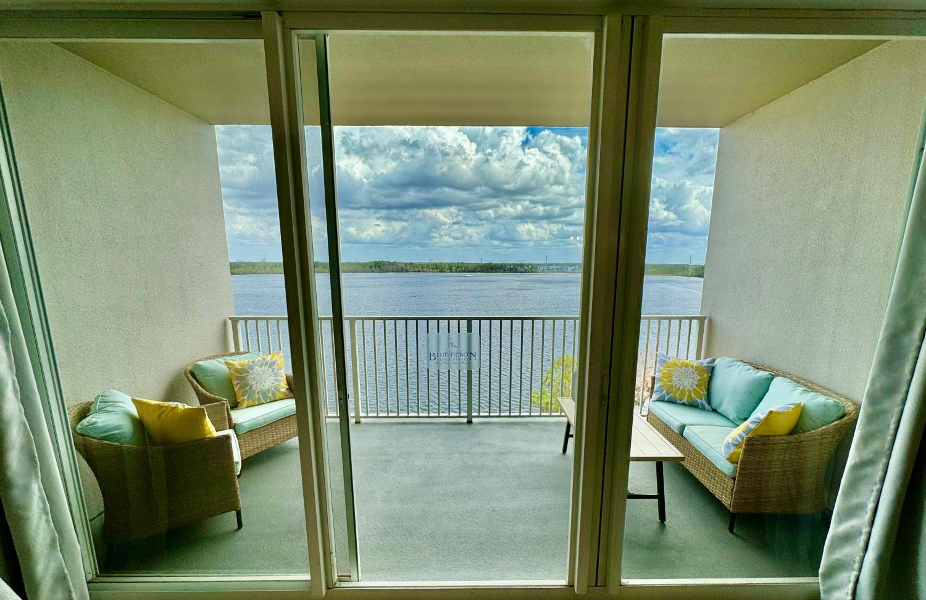 Balcony King Suite - Lake & Pool view