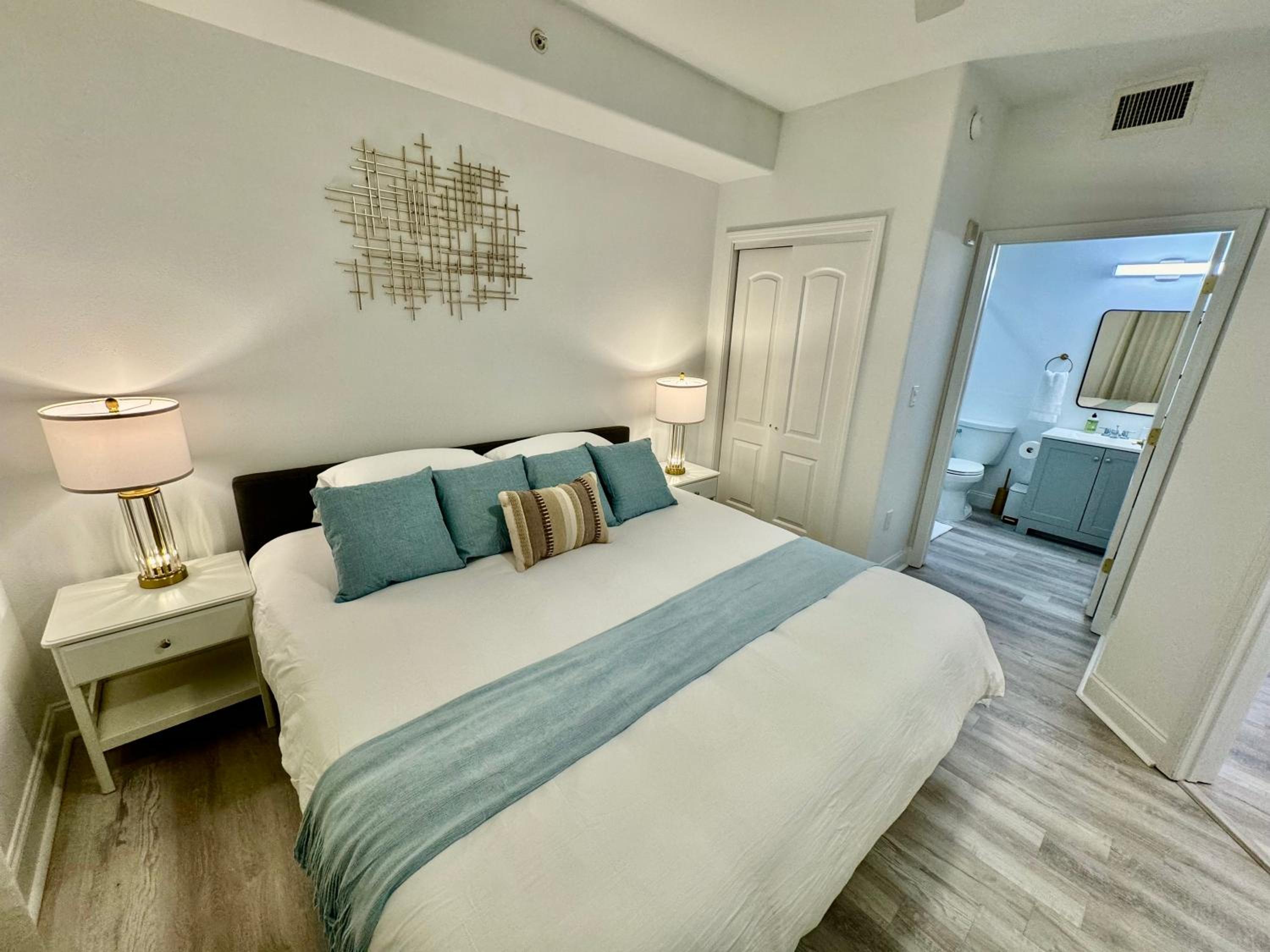 Balcony King Suite - Lake & Pool view
