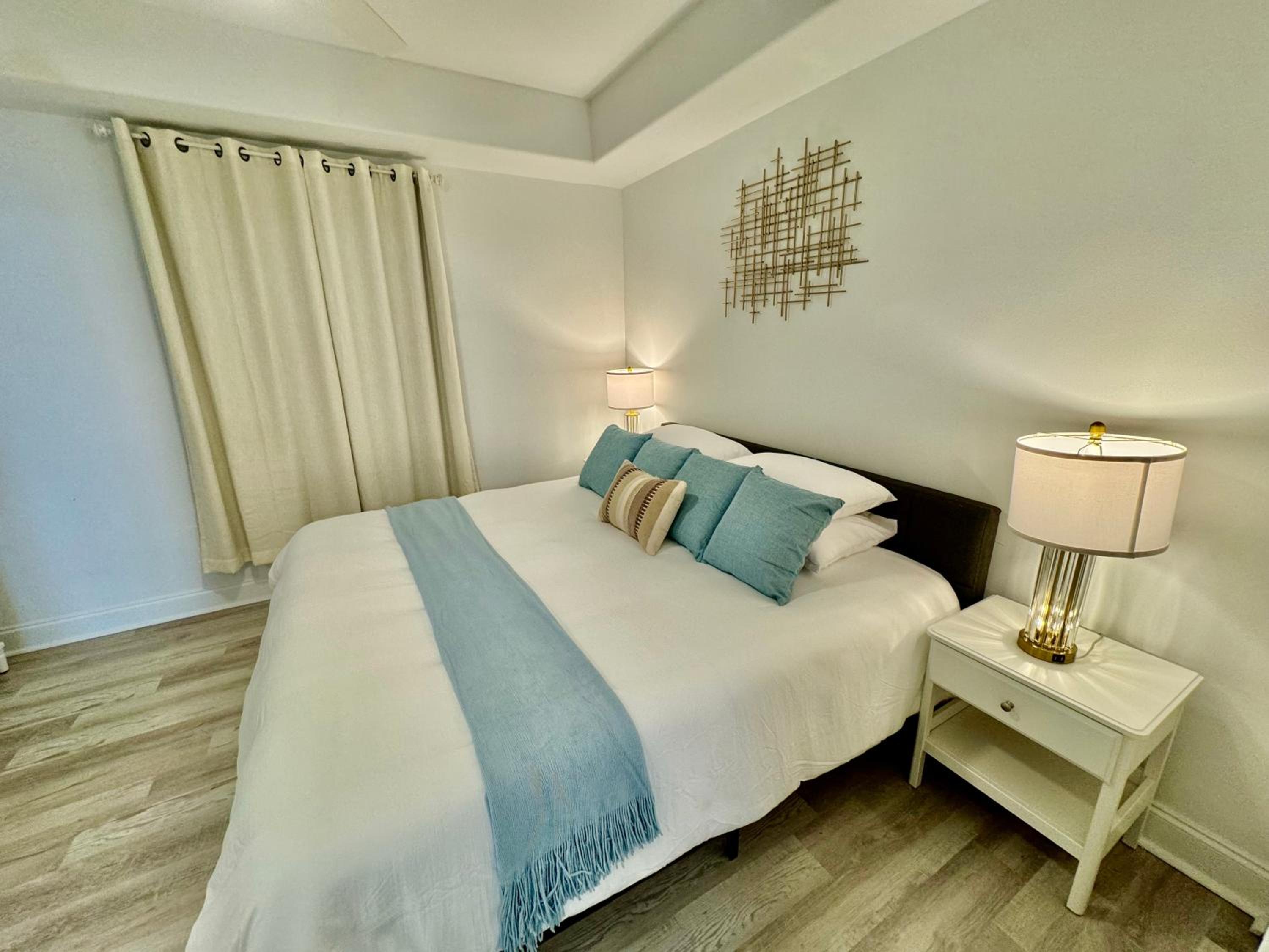 Balcony King Suite - Lake & Pool view