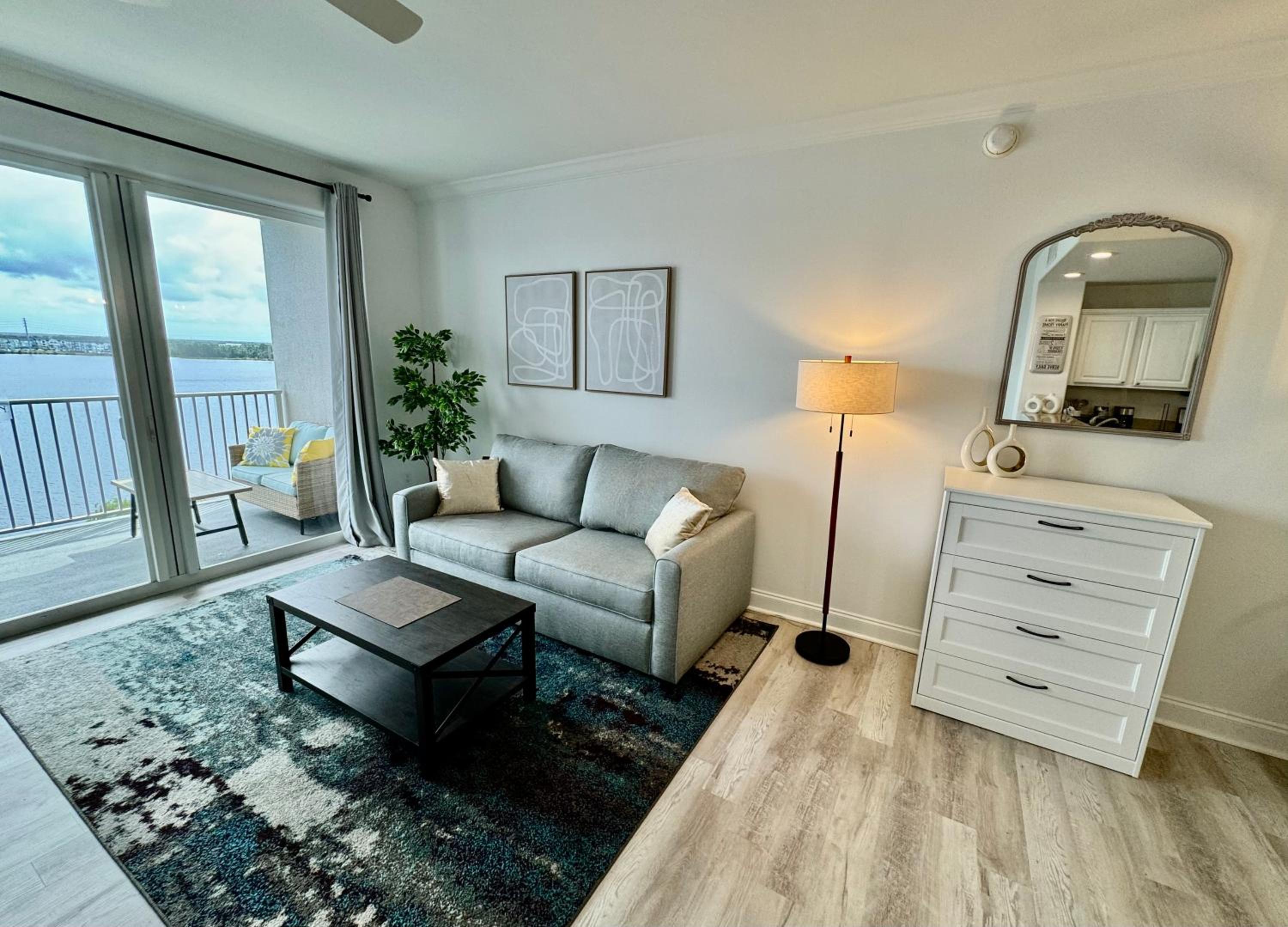 Balcony King Suite - Lake & Pool view