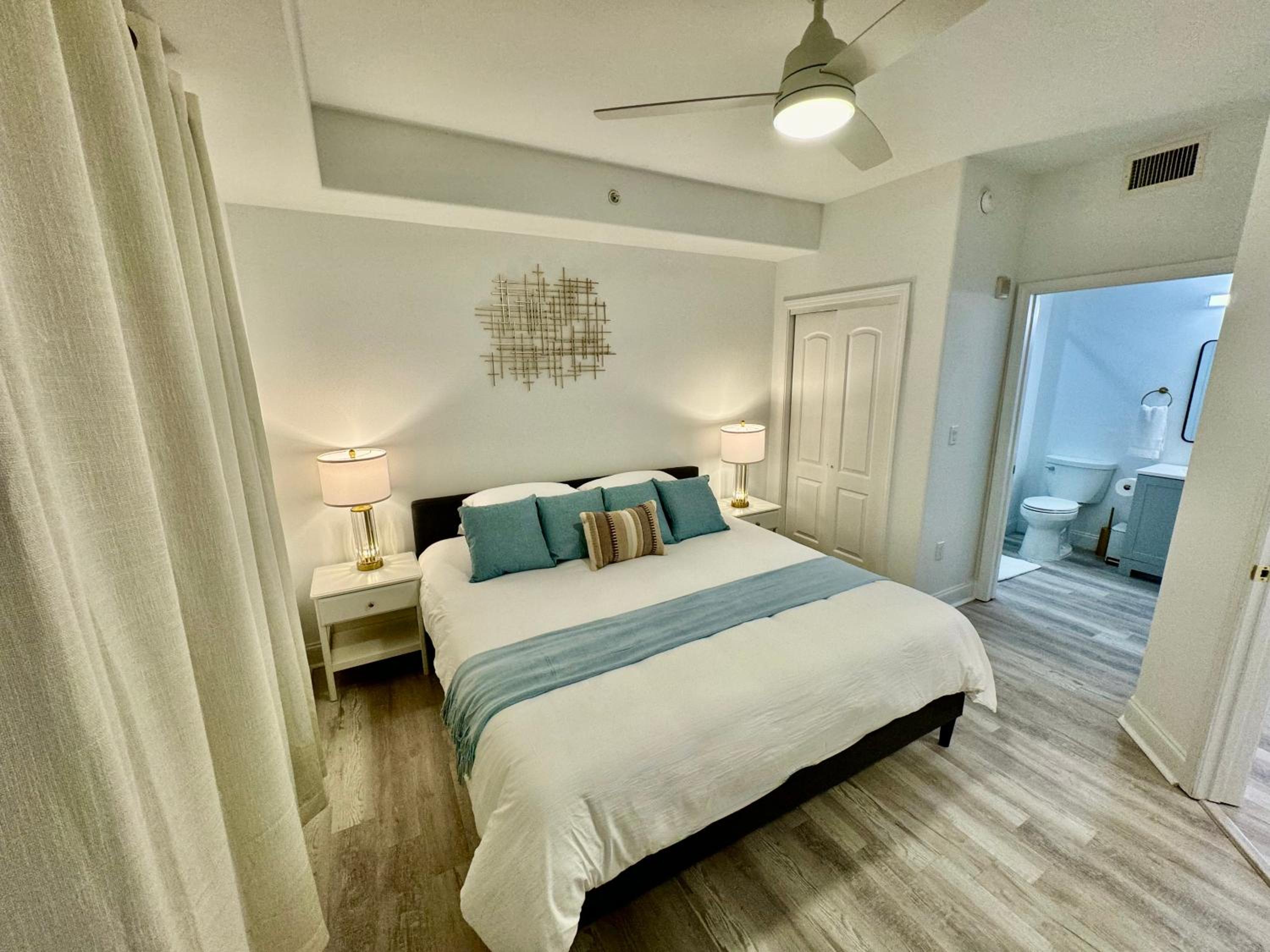 Balcony King Suite - Lake & Pool view